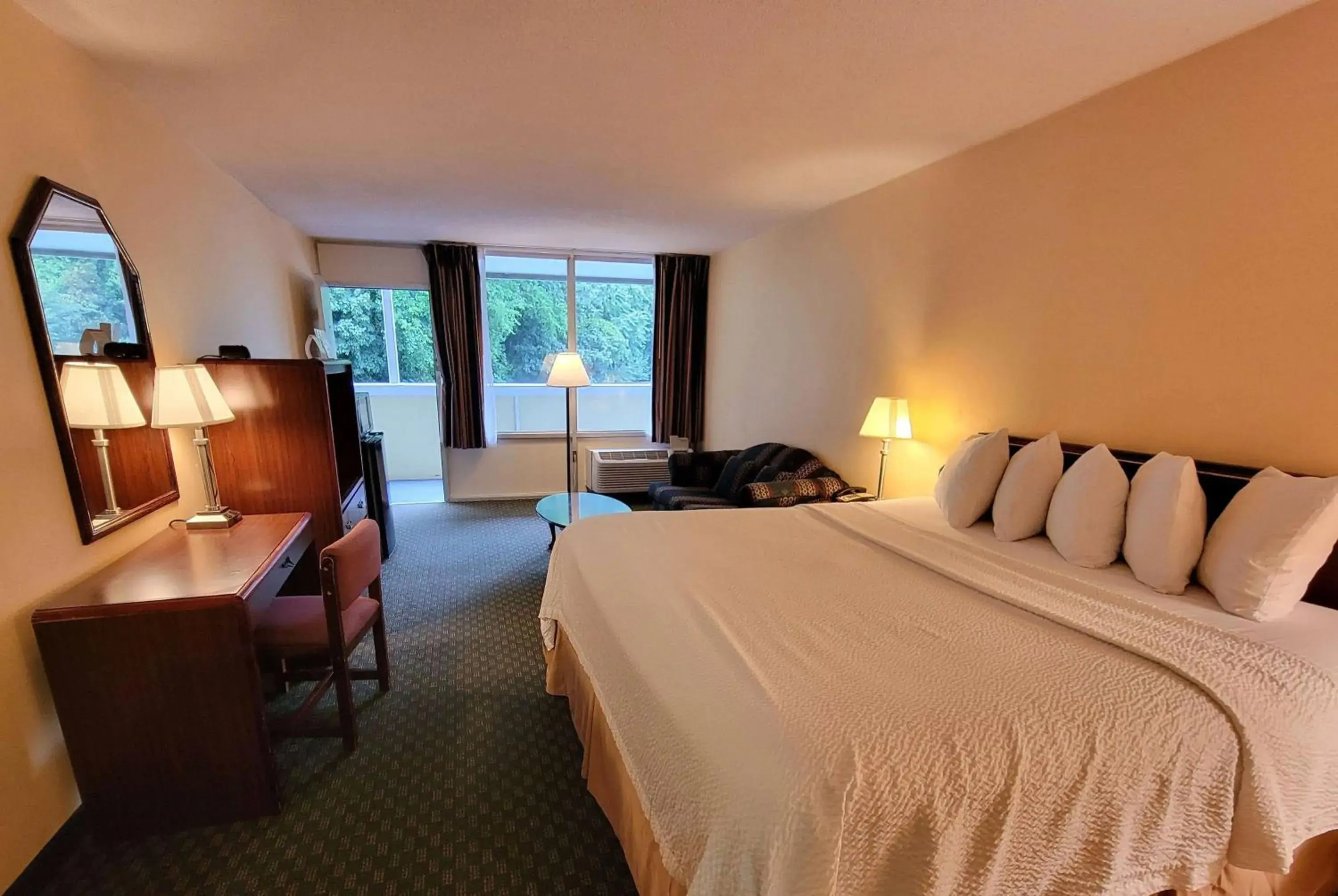 King Room - Non-Smoking in Days Inn by Wyndham Alexandria South King Room - Non-Smoking in Days Inn by Wyndham Alexandria South