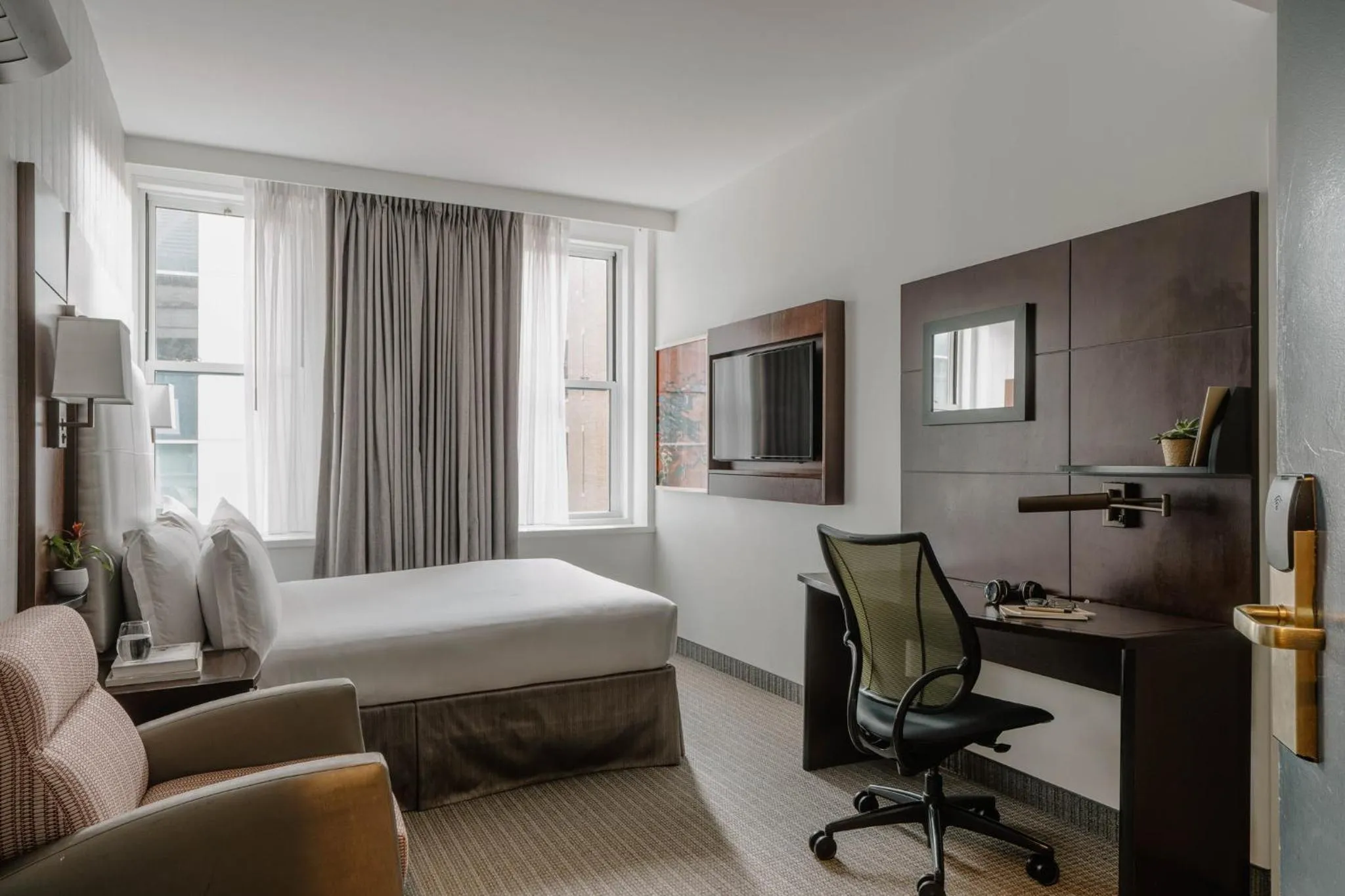 Photo of the whole room, Bed in Club Quarters Hotel Faneuil Hall, Boston