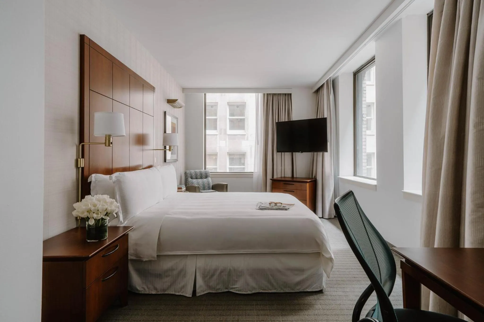 Photo of the whole room, Bed in Club Quarters Hotel Central Loop, Chicago