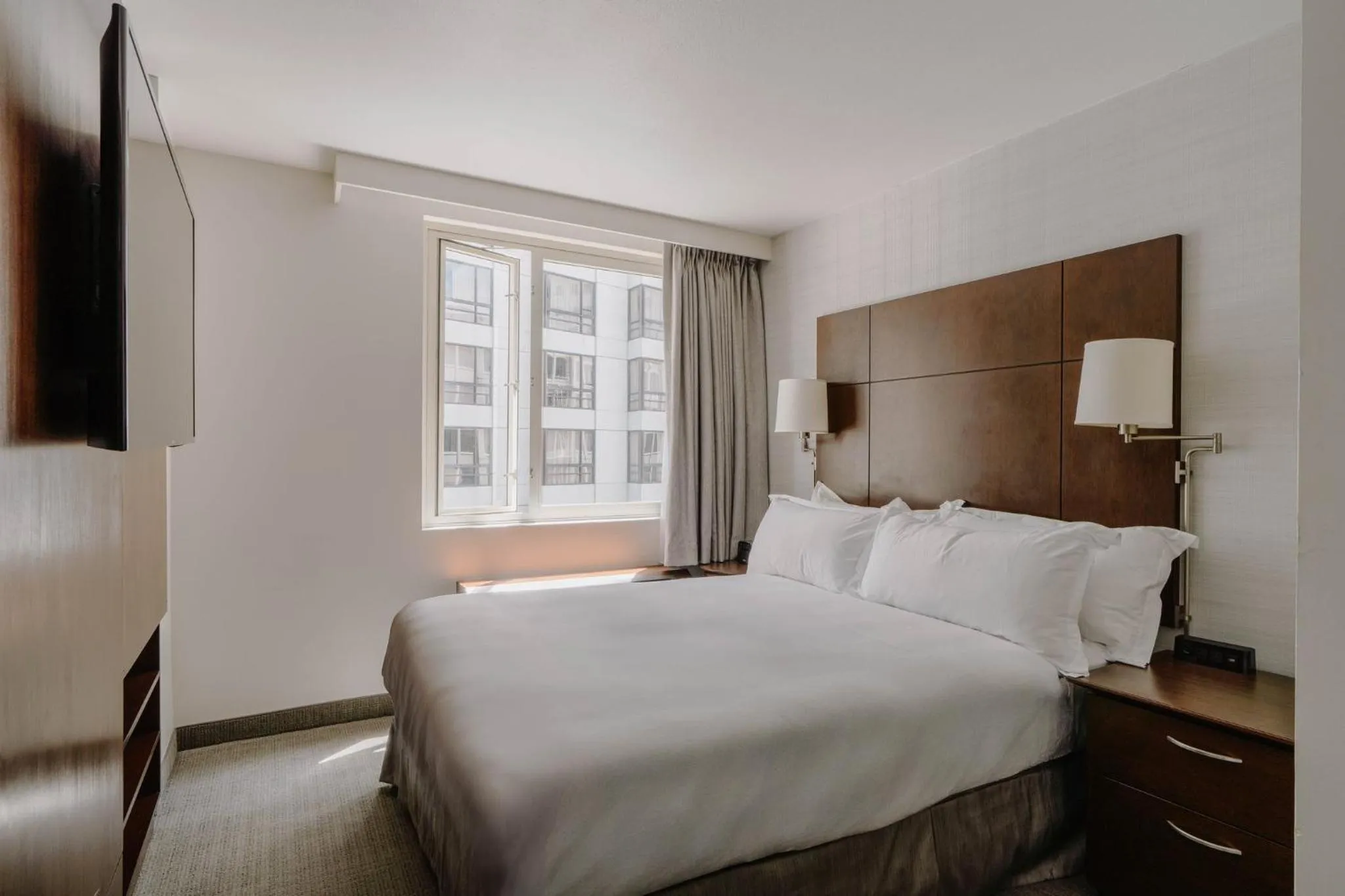 Photo of the whole room, Bed in Club Quarters Hotel Embarcadero, San Francisco