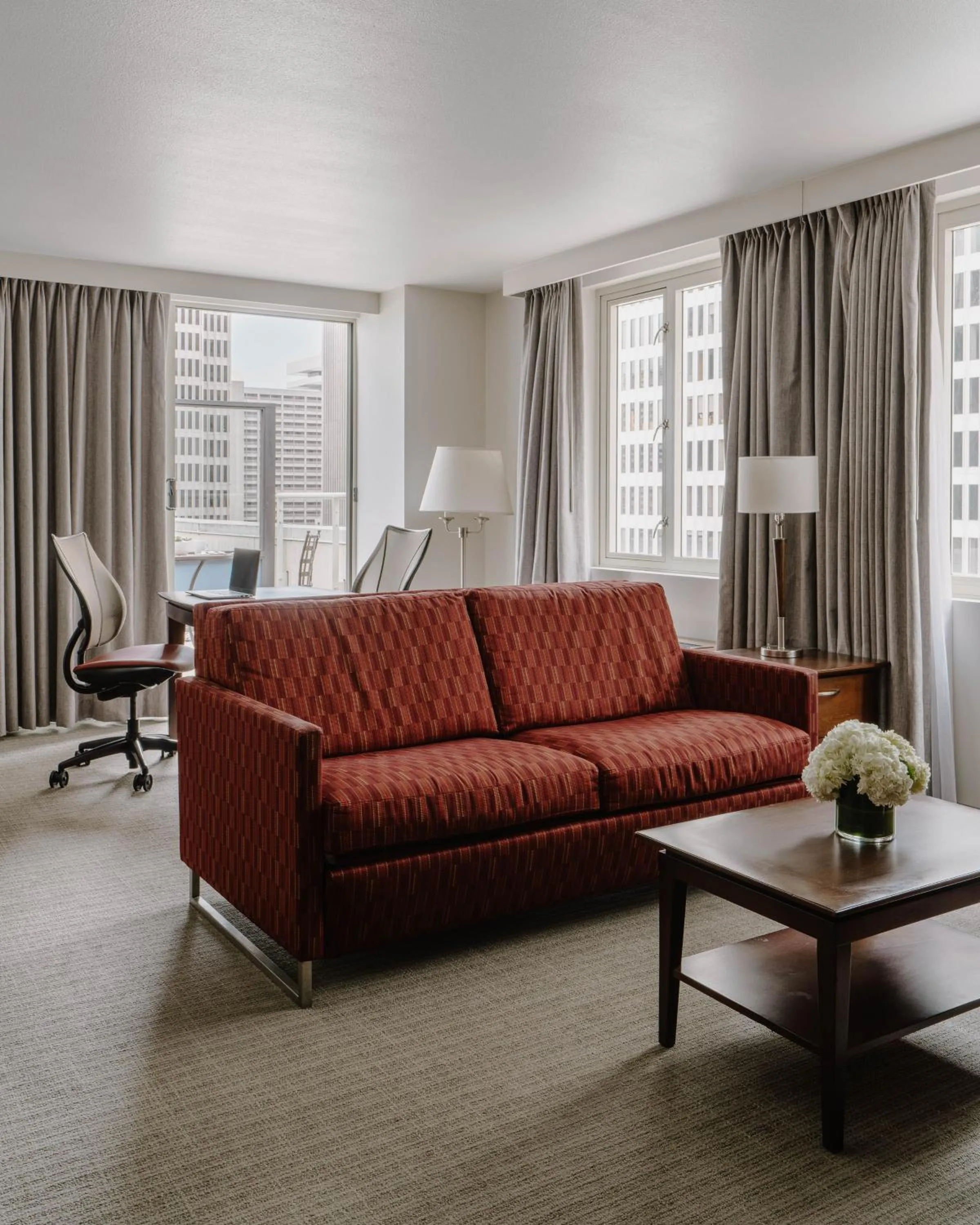 Living room in Club Quarters Hotel Embarcadero, San Francisco