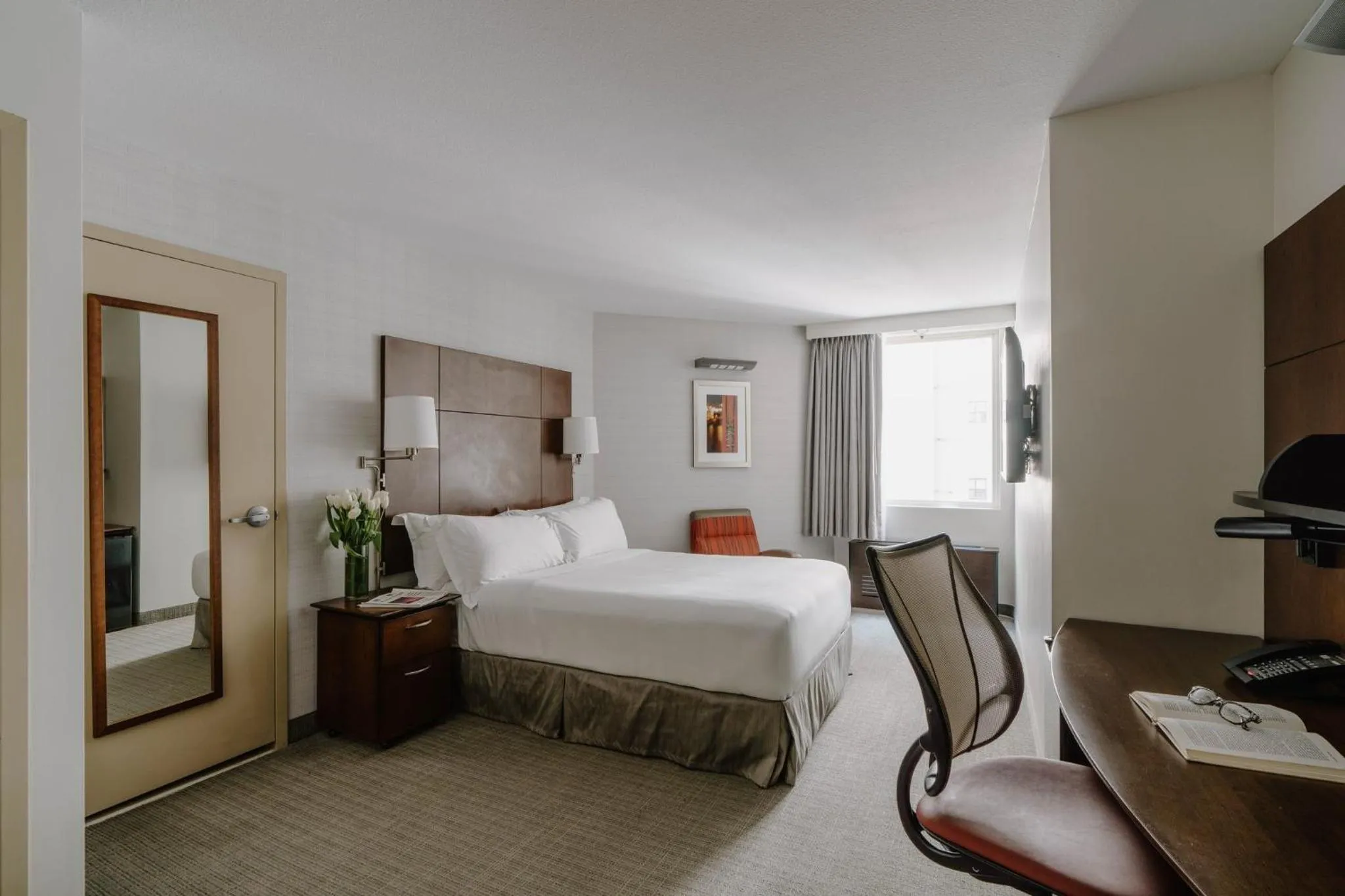 Photo of the whole room, Bed in Club Quarters Hotel Embarcadero, San Francisco