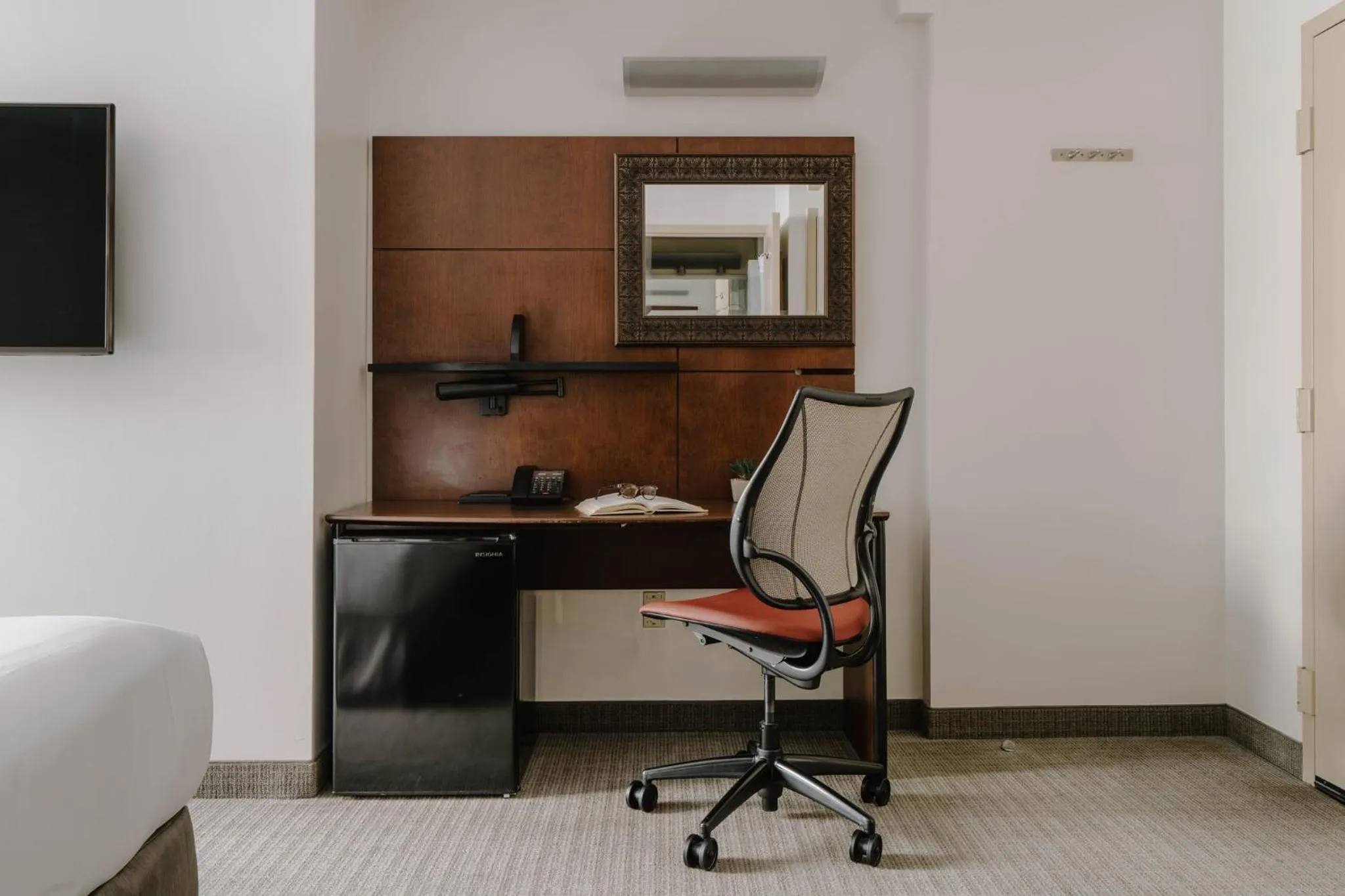 Photo of the whole room in Club Quarters Hotel Embarcadero, San Francisco