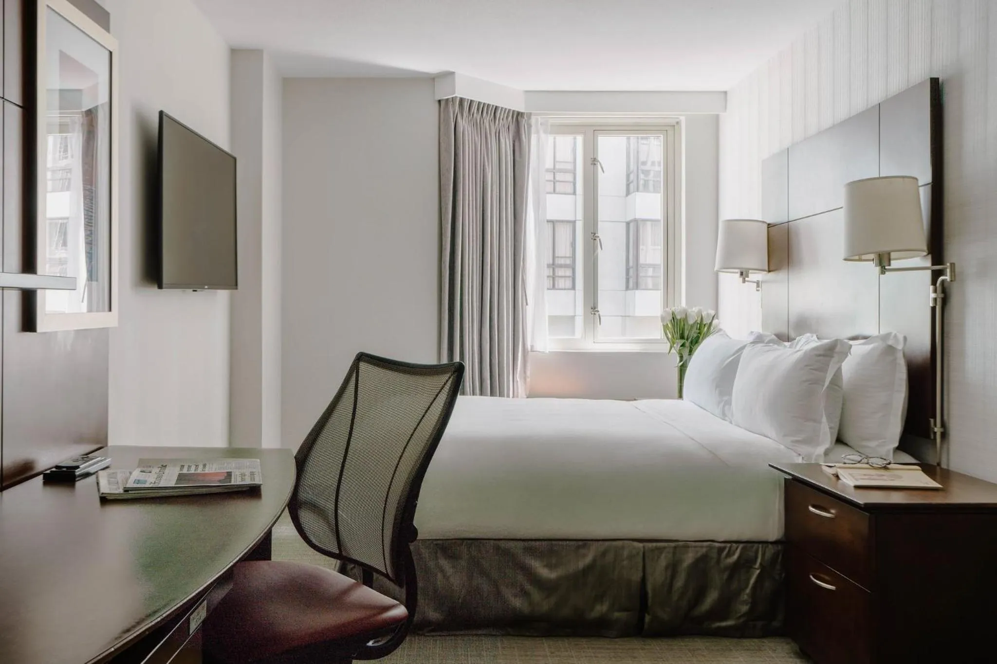 Photo of the whole room, Bed in Club Quarters Hotel Embarcadero, San Francisco