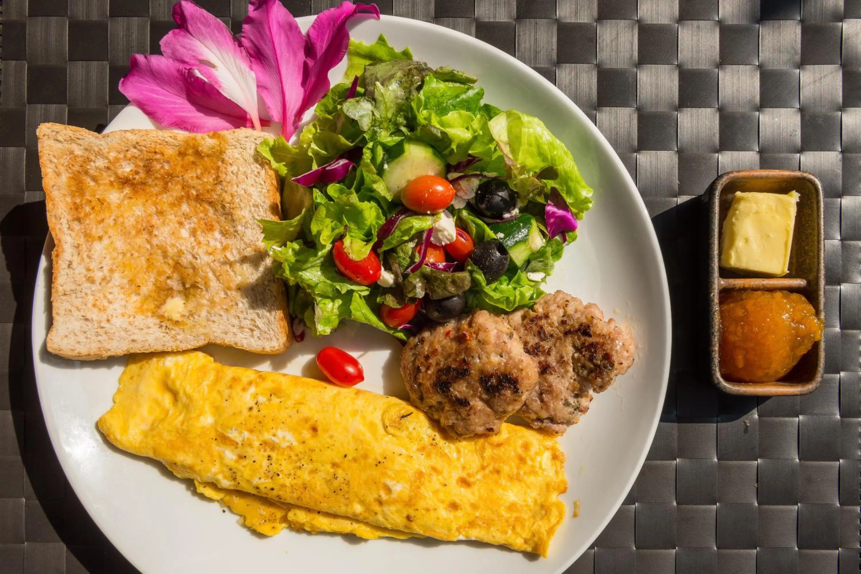 Breakfast in Cattani's Riverside Home