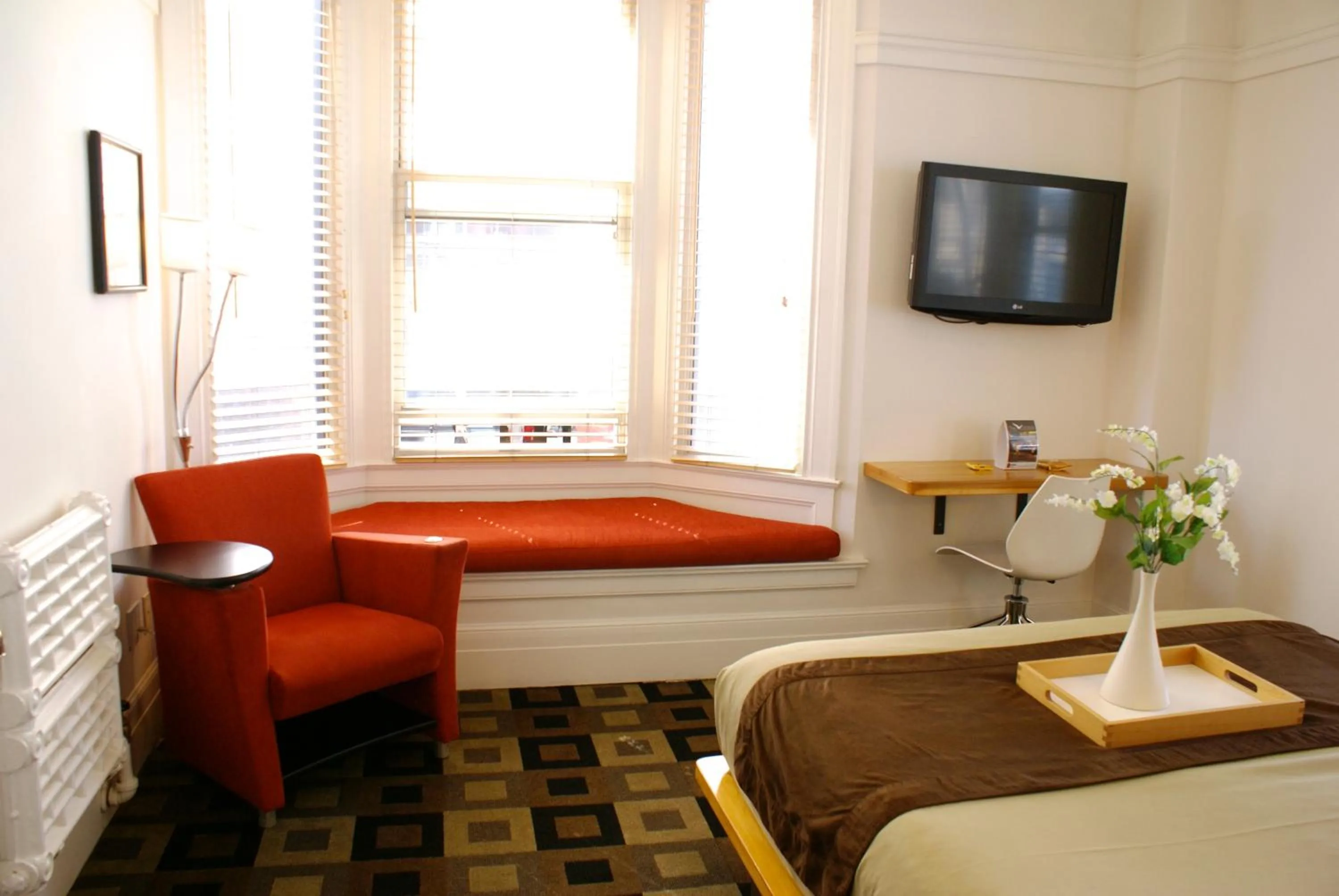 TV and multimedia, Bed in The Mosser Hotel