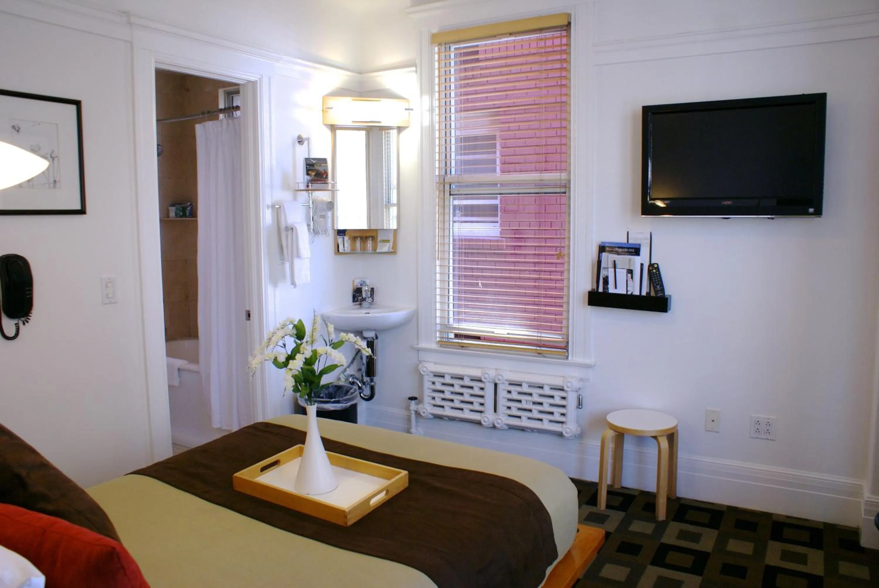 TV and multimedia, Bed in The Mosser Hotel