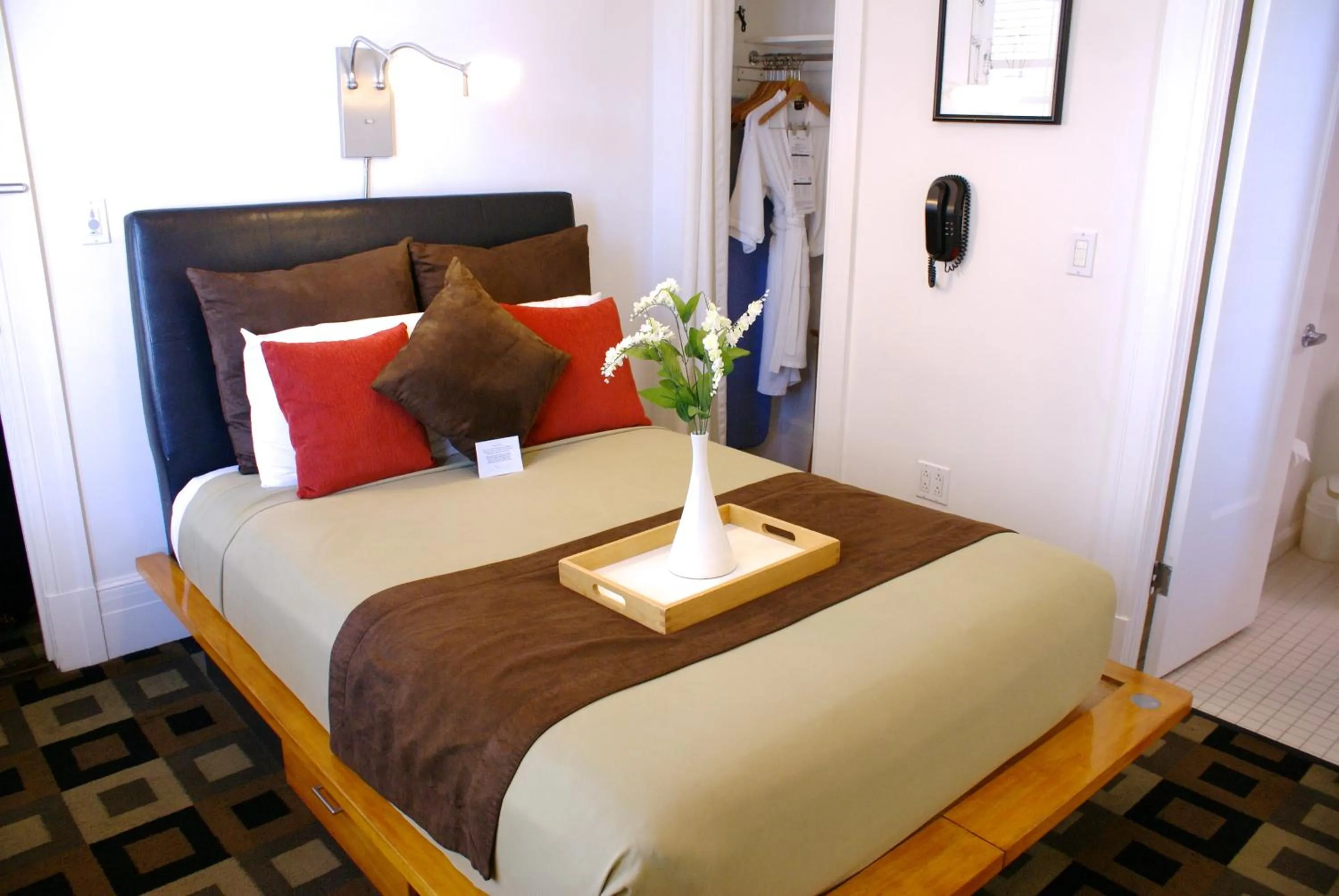 Photo of the whole room, Bed in The Mosser Hotel