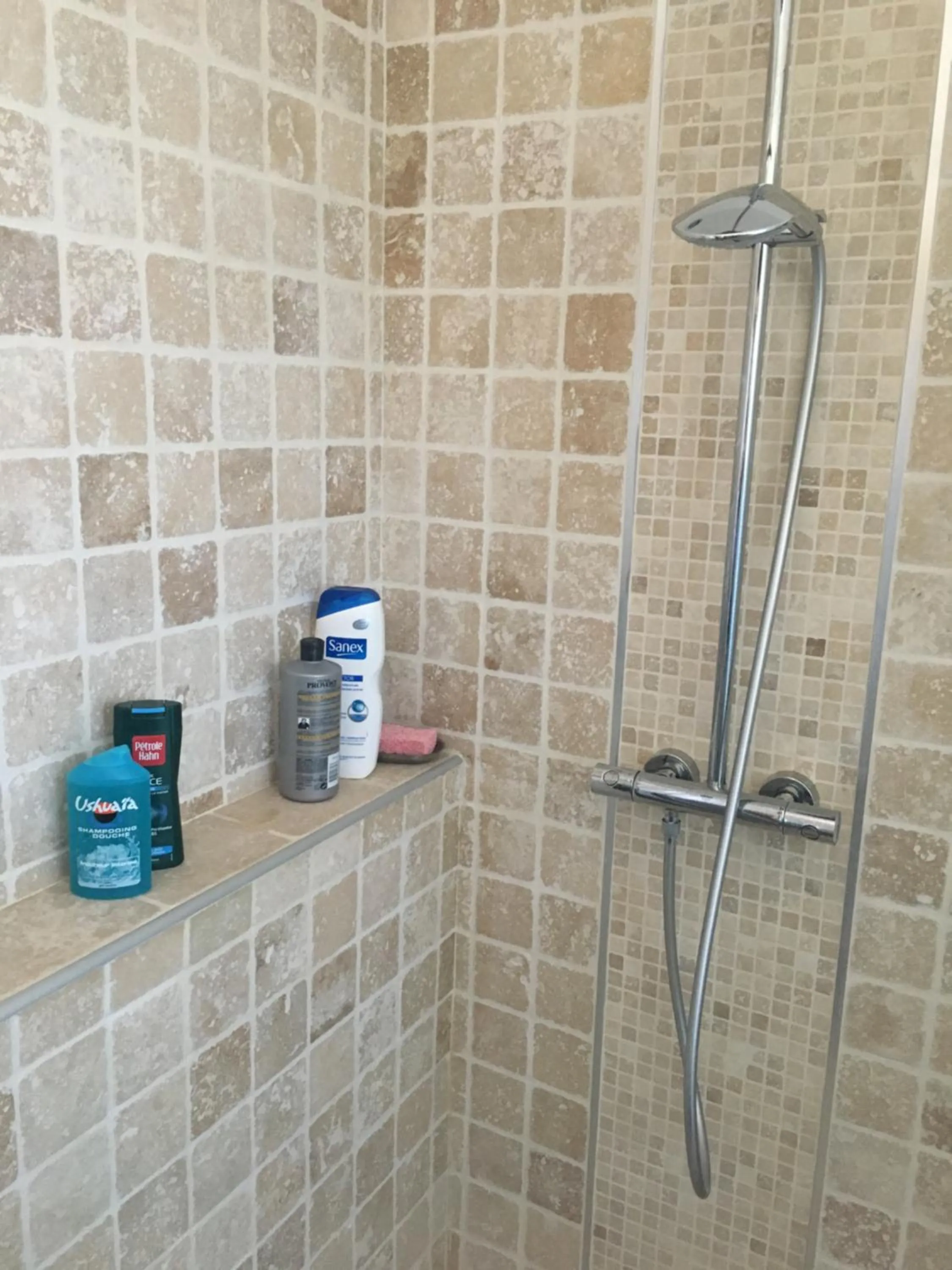 Shower in Chambres dans villa avec piscine