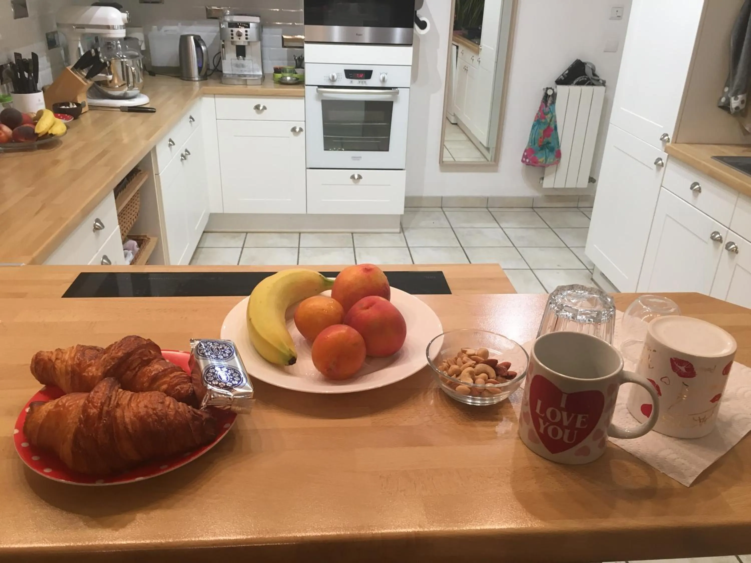 Buffet breakfast in Chambres dans villa avec piscine