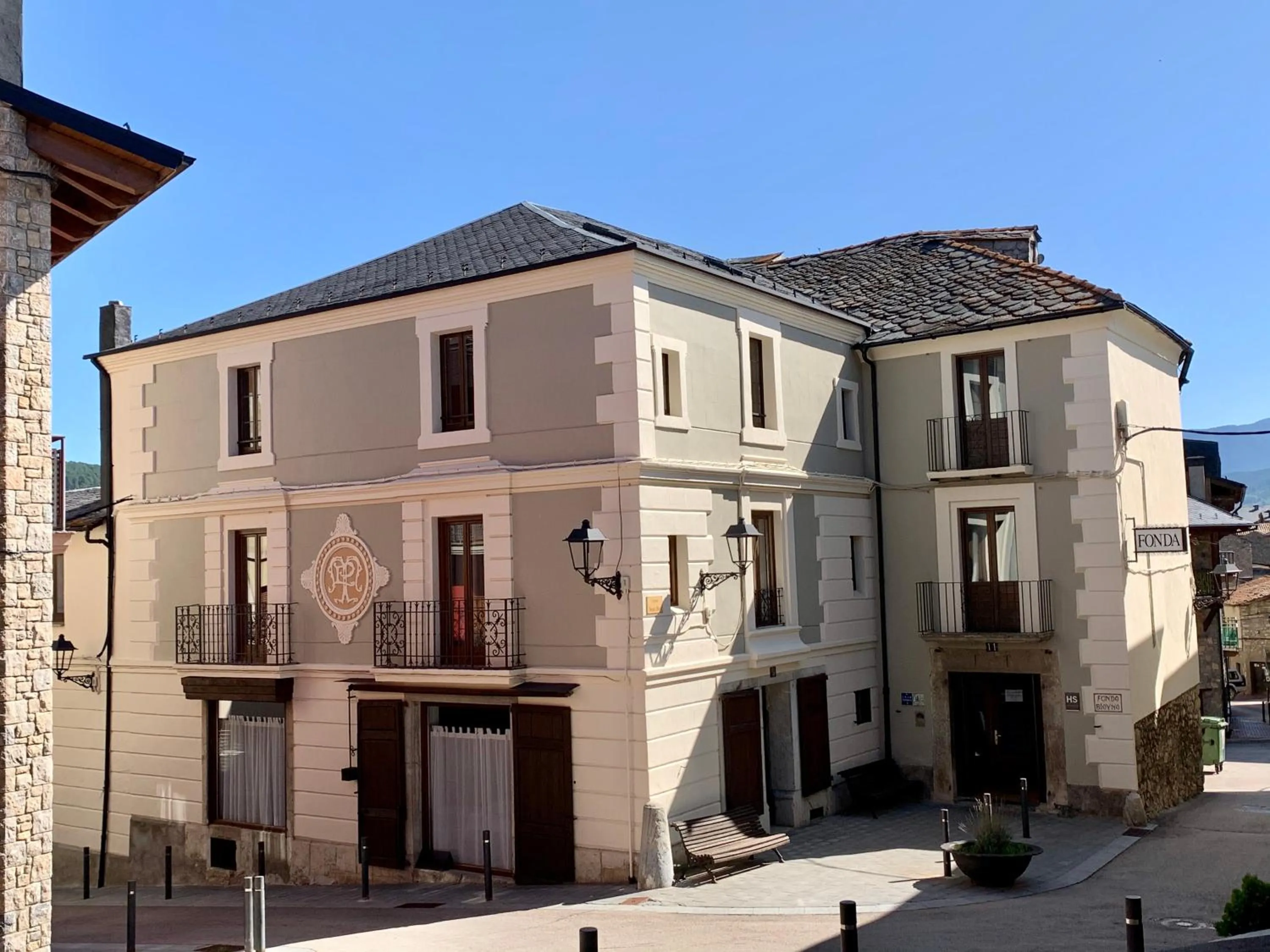 Facade/entrance in Fonda Biayna