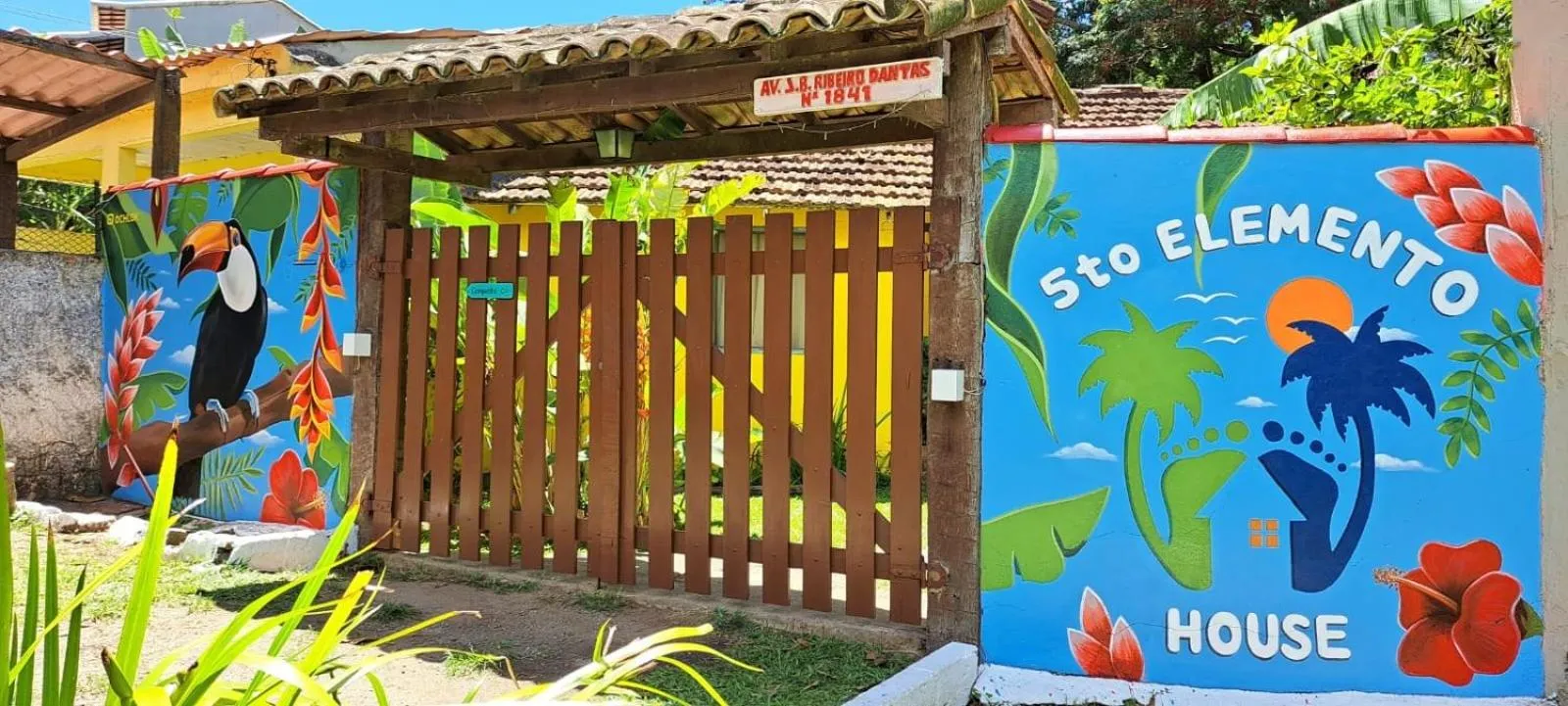 Facade/entrance in 5to Elemento House