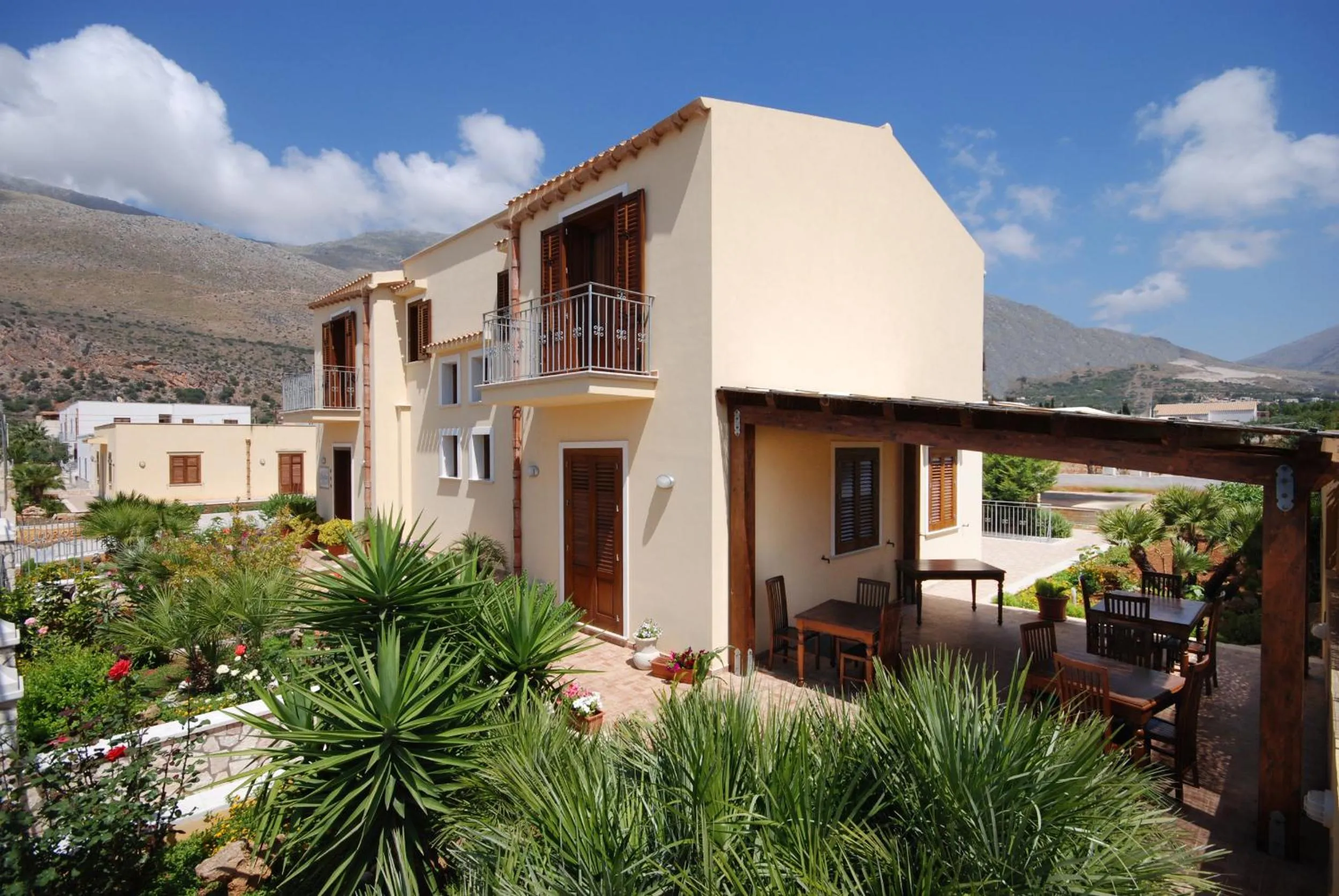 Facade/entrance in Aurora Castelluzzo