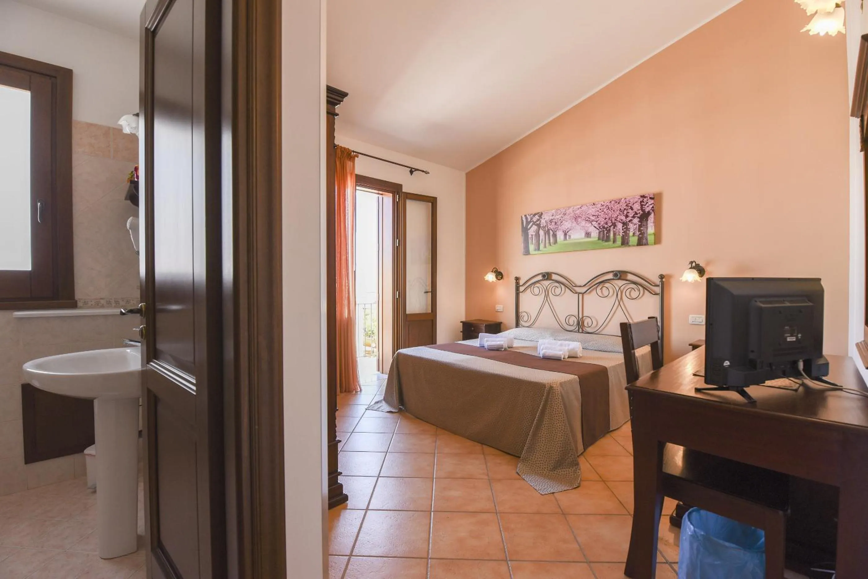 Photo of the whole room, Bed in Aurora Castelluzzo