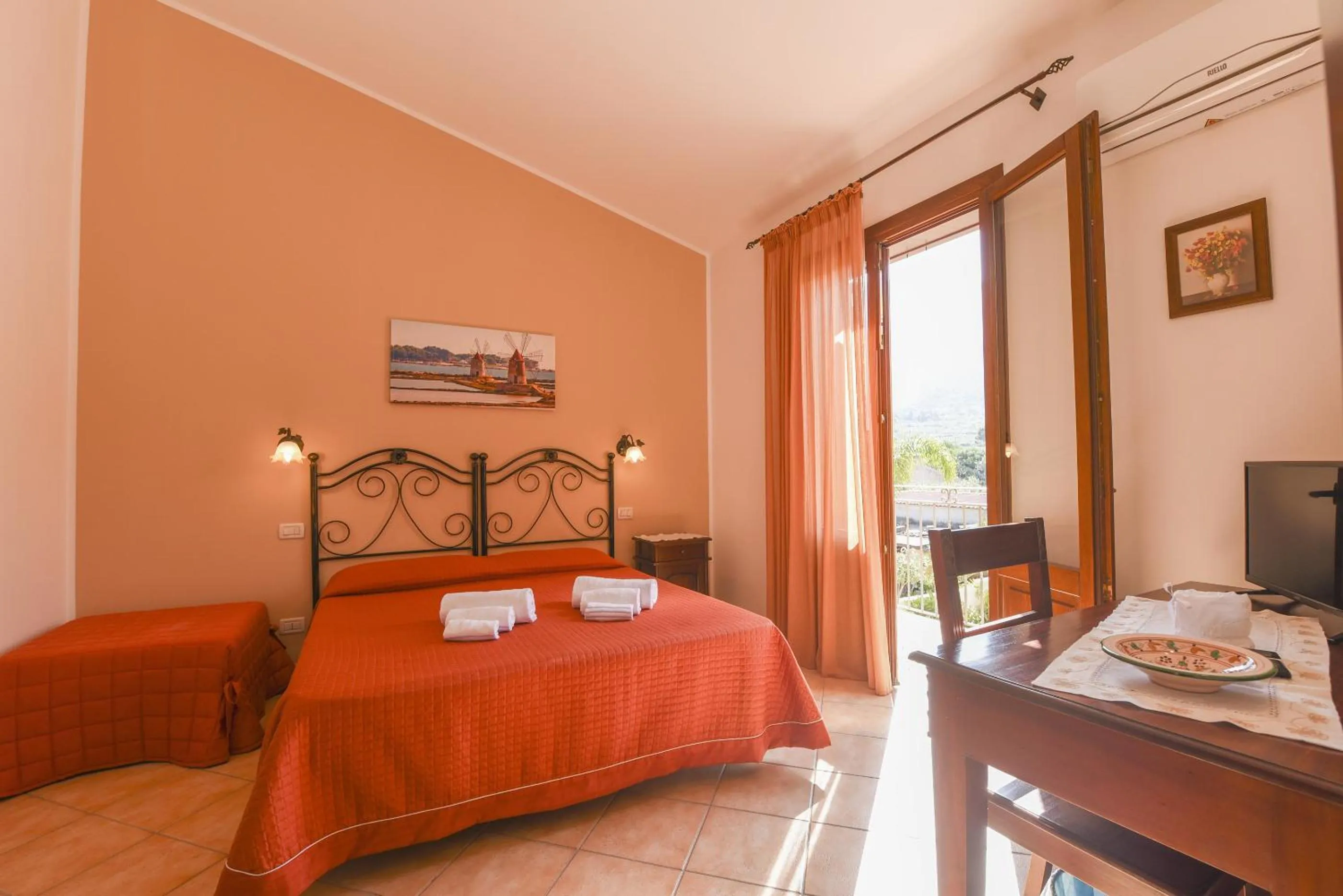 Photo of the whole room, Bed in Aurora Castelluzzo