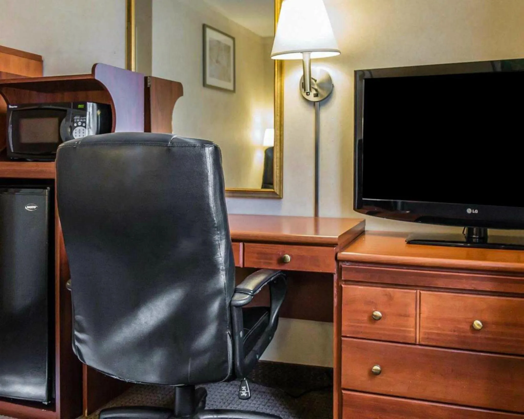 TV and multimedia, TV/Entertainment Center in Red Lion Inn & Suites Long Island City