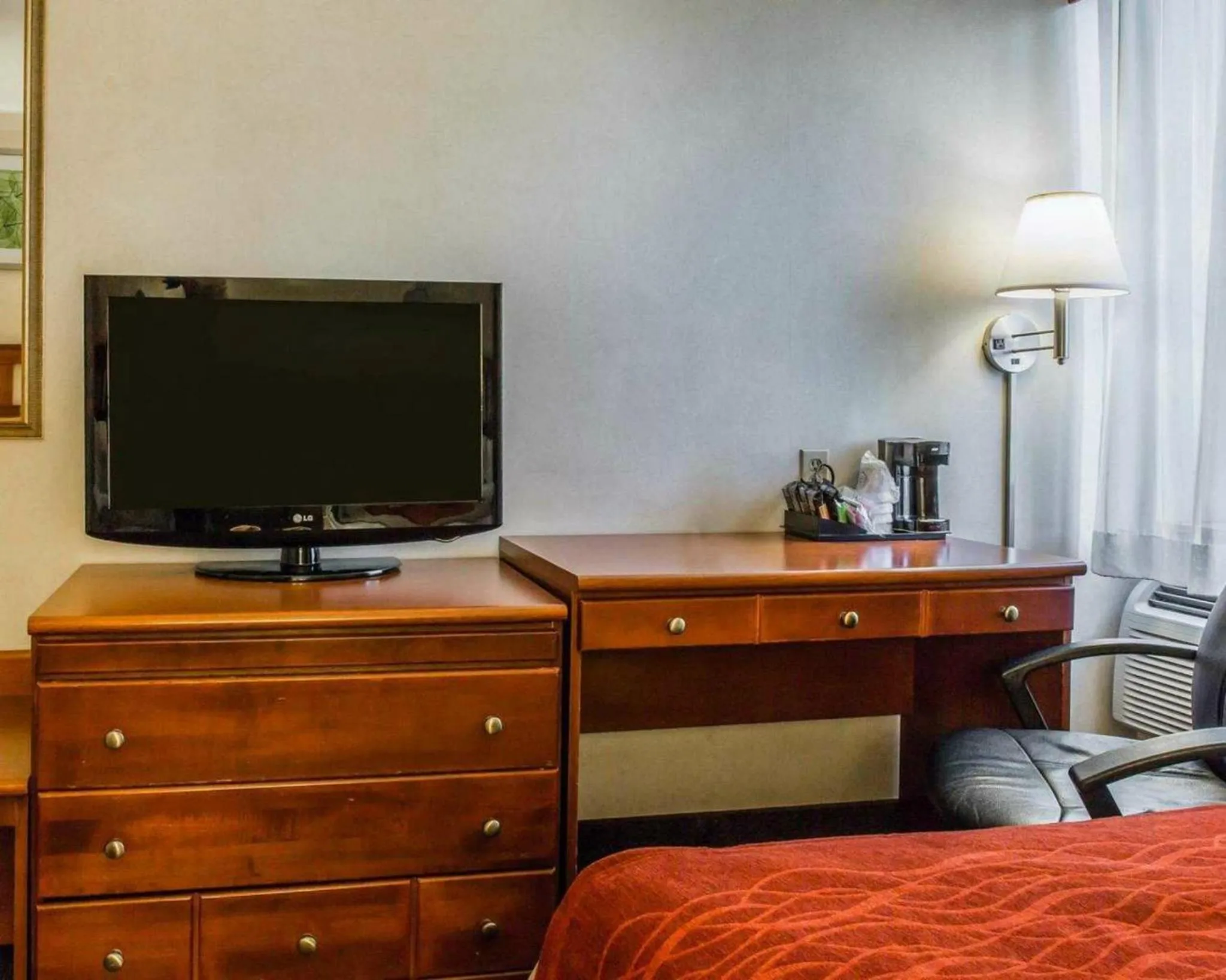 Bed, TV/Entertainment Center in Red Lion Inn & Suites Long Island City