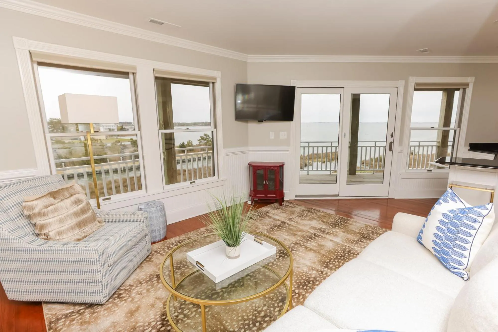 The Burrus House Inn Waterfront Suites