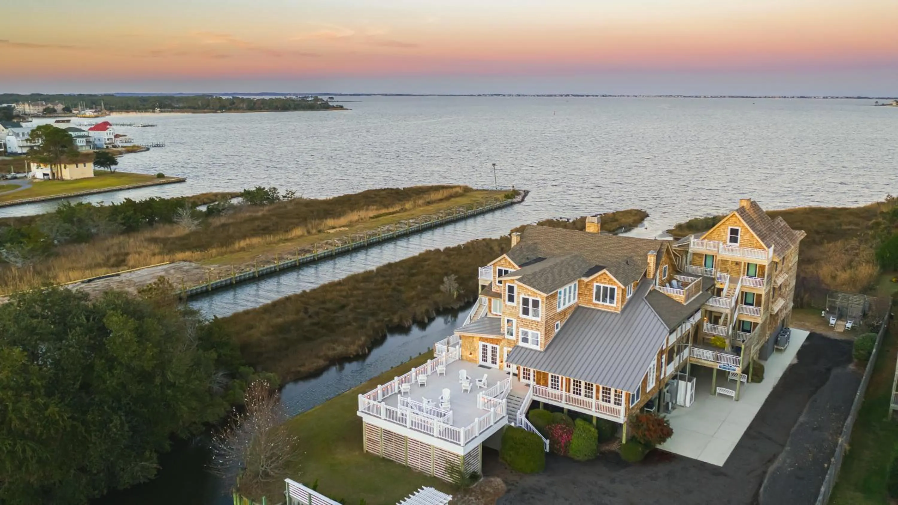 The Burrus House Inn Waterfront Suites