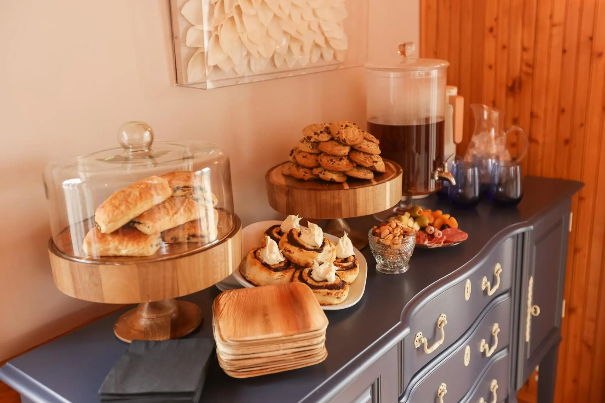 Breakfast in The Burrus House Inn Waterfront Suites