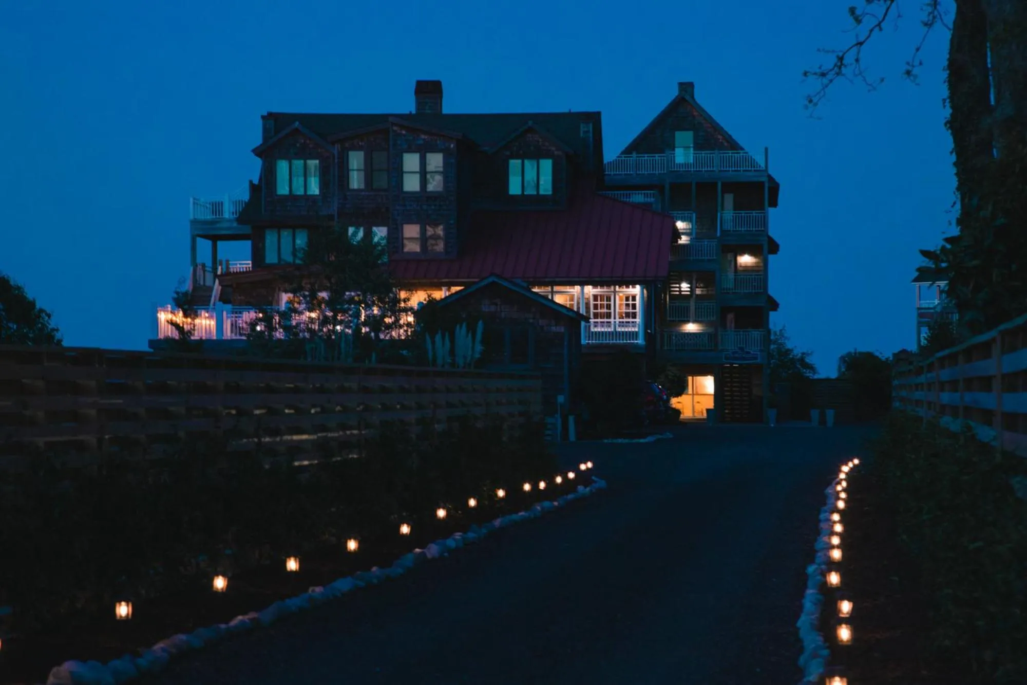 The Burrus House Inn Waterfront Suites