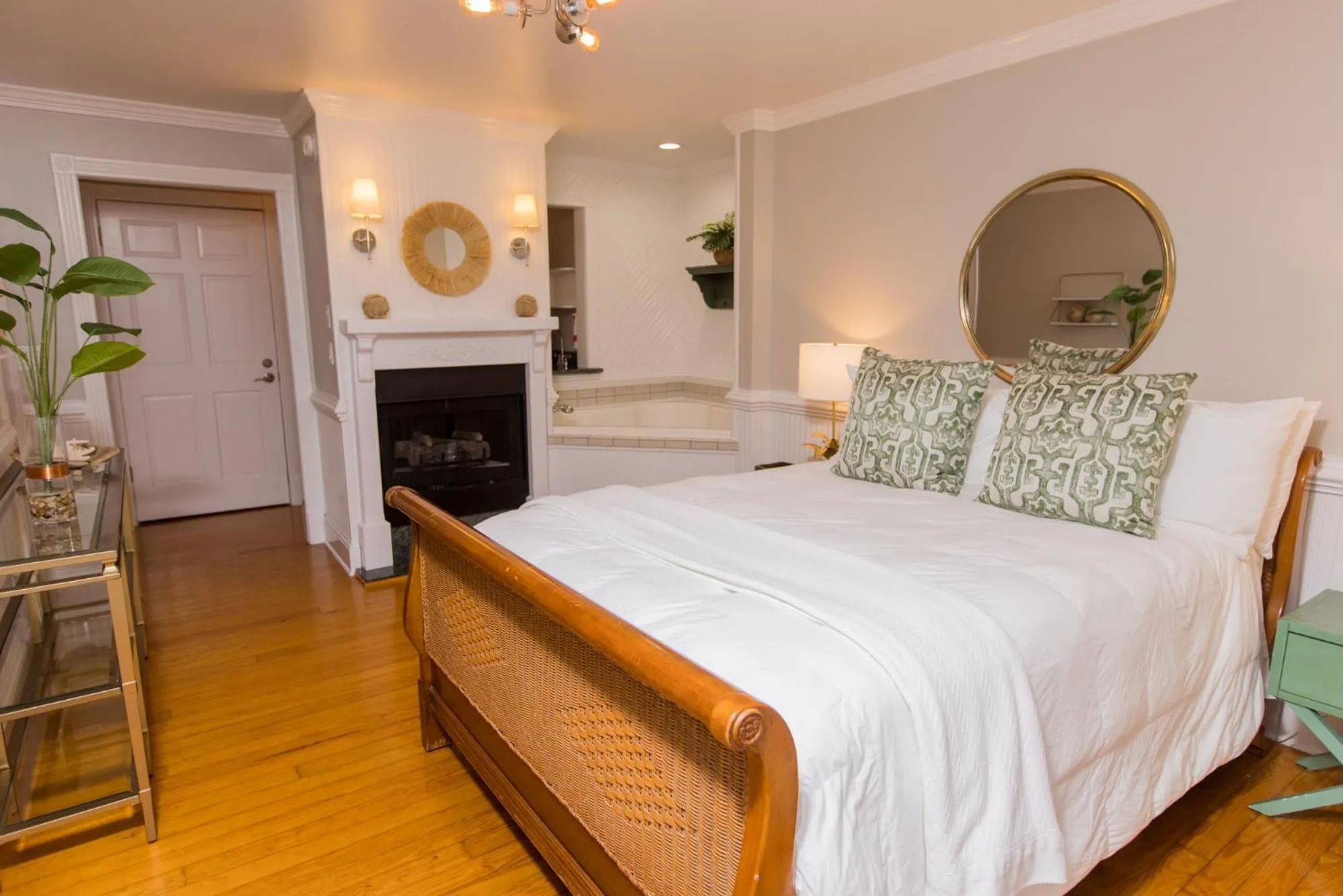 The Burrus House Inn Waterfront Suites