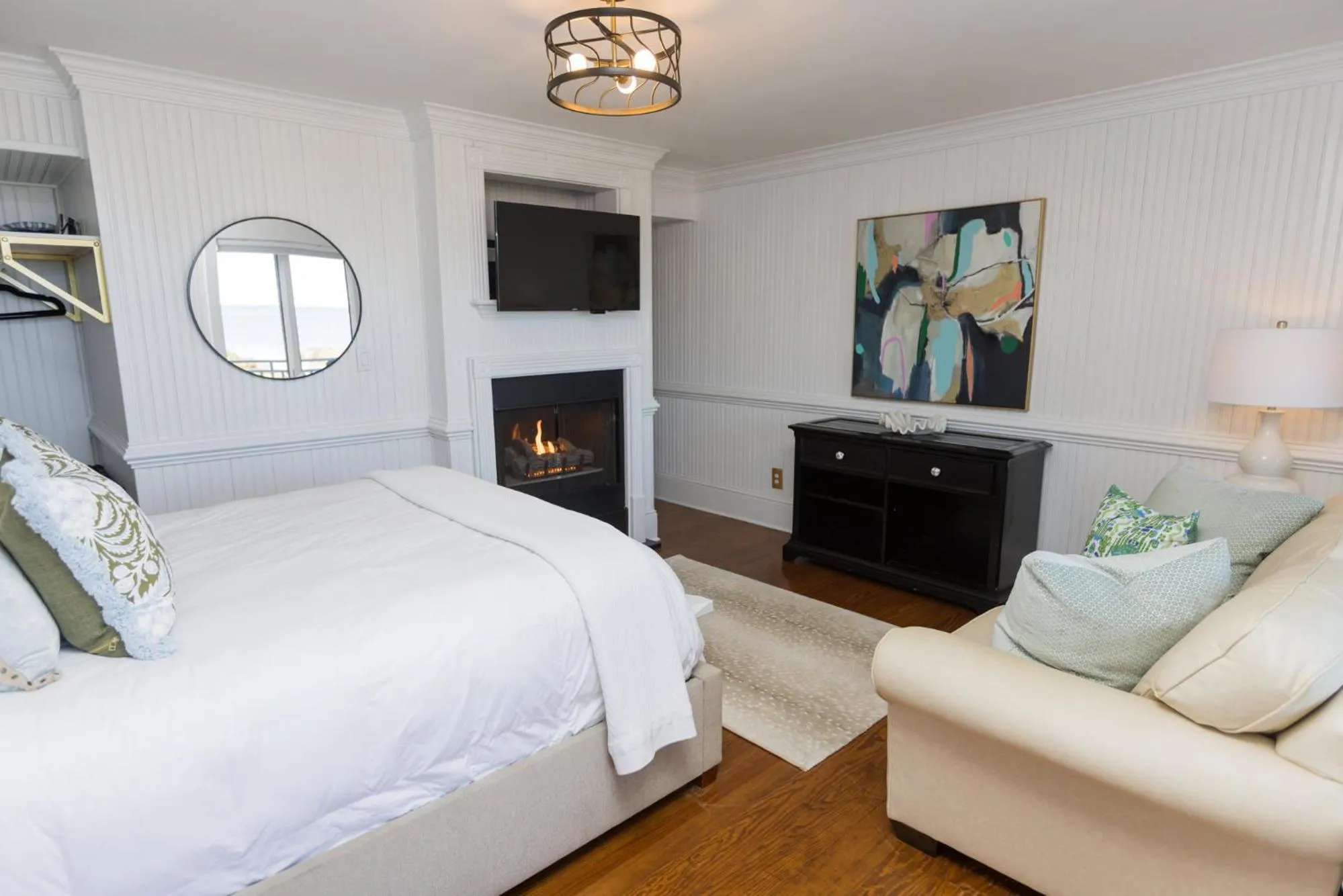 The Burrus House Inn Waterfront Suites