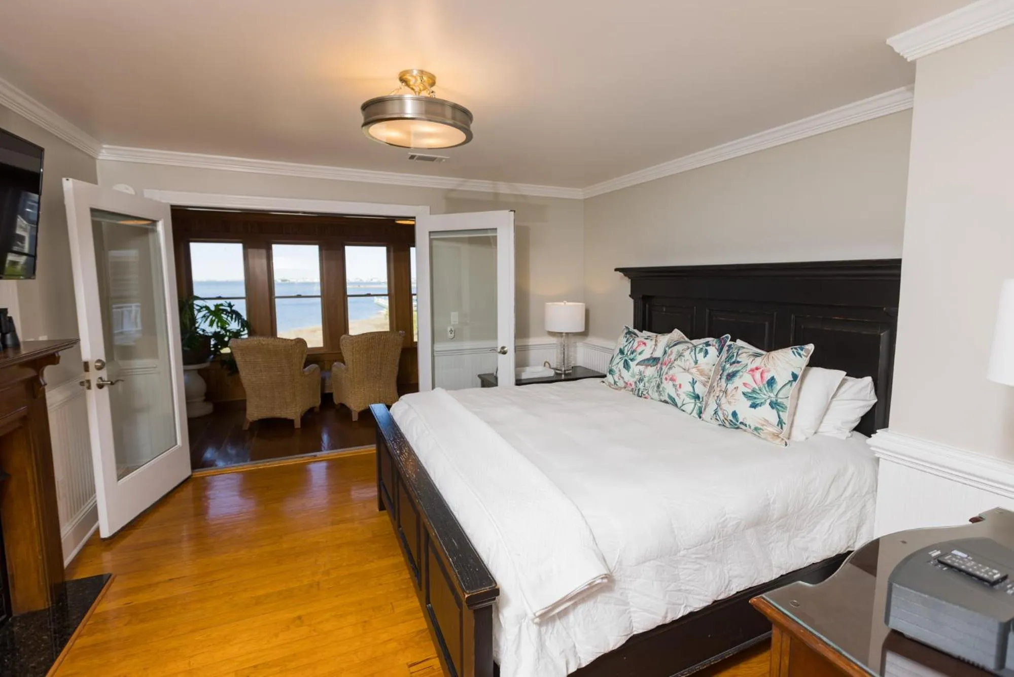 Photo of the whole room in The Burrus House Inn Waterfront Suites