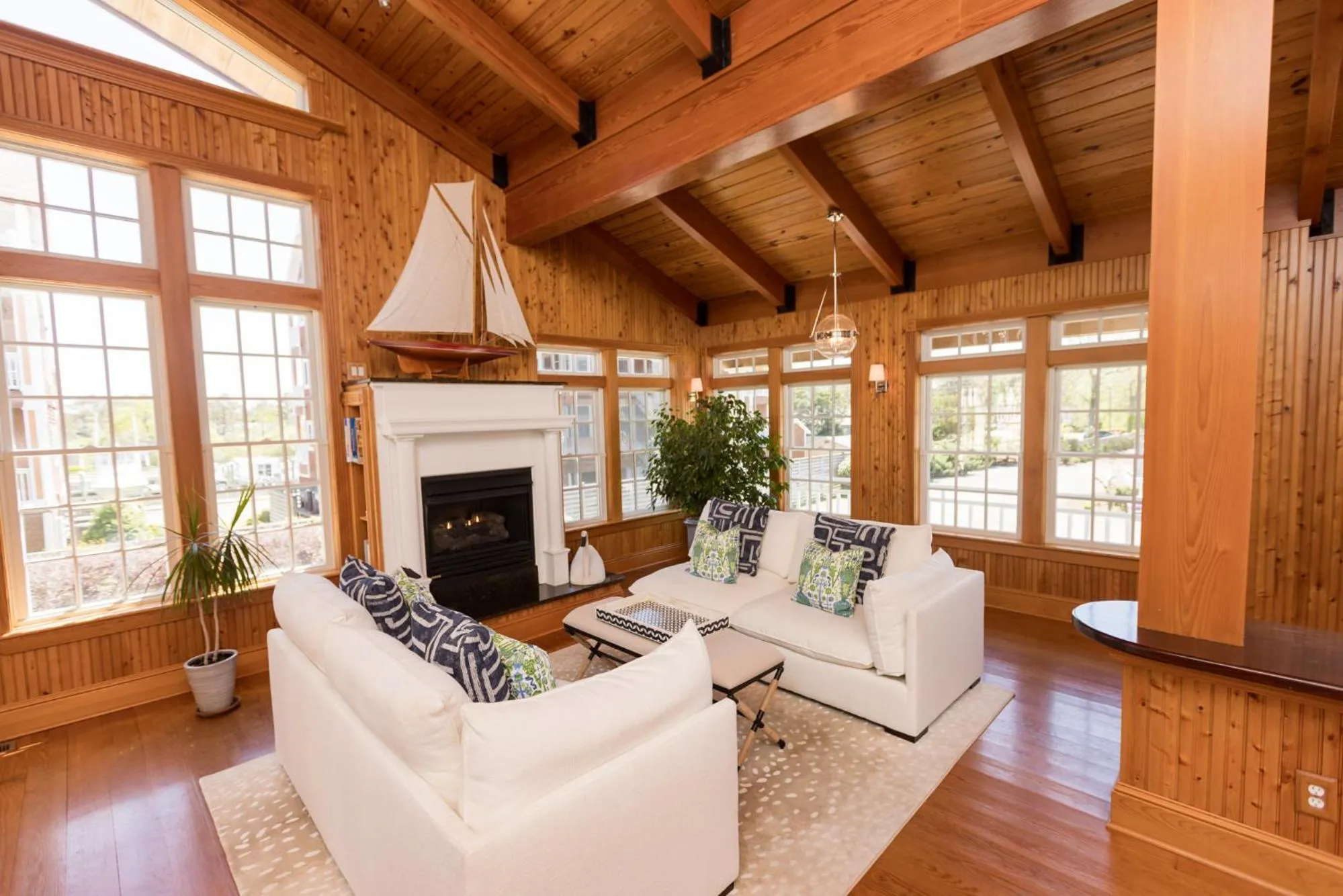 The Burrus House Inn Waterfront Suites