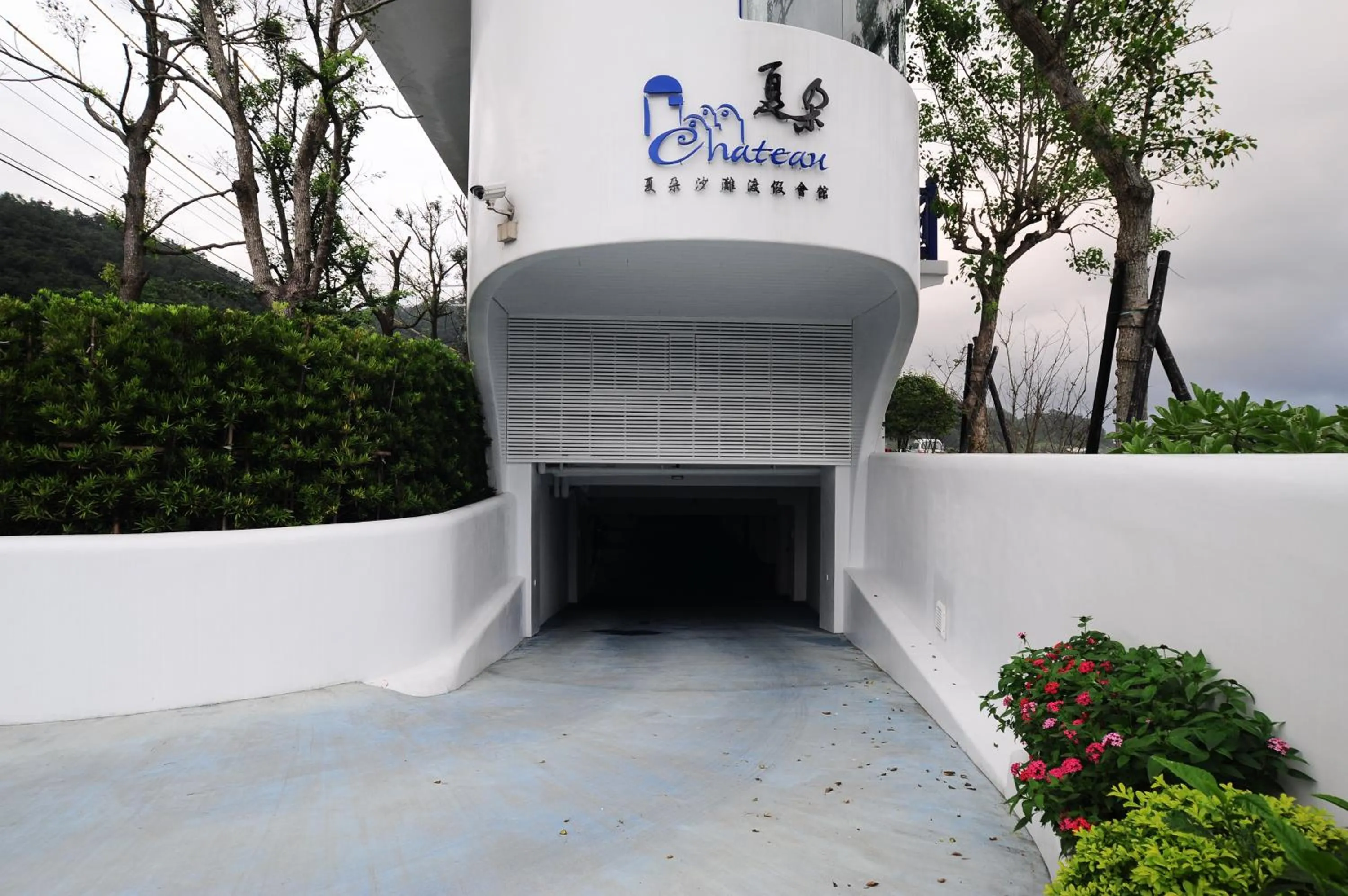 Property building in Chateau Villa