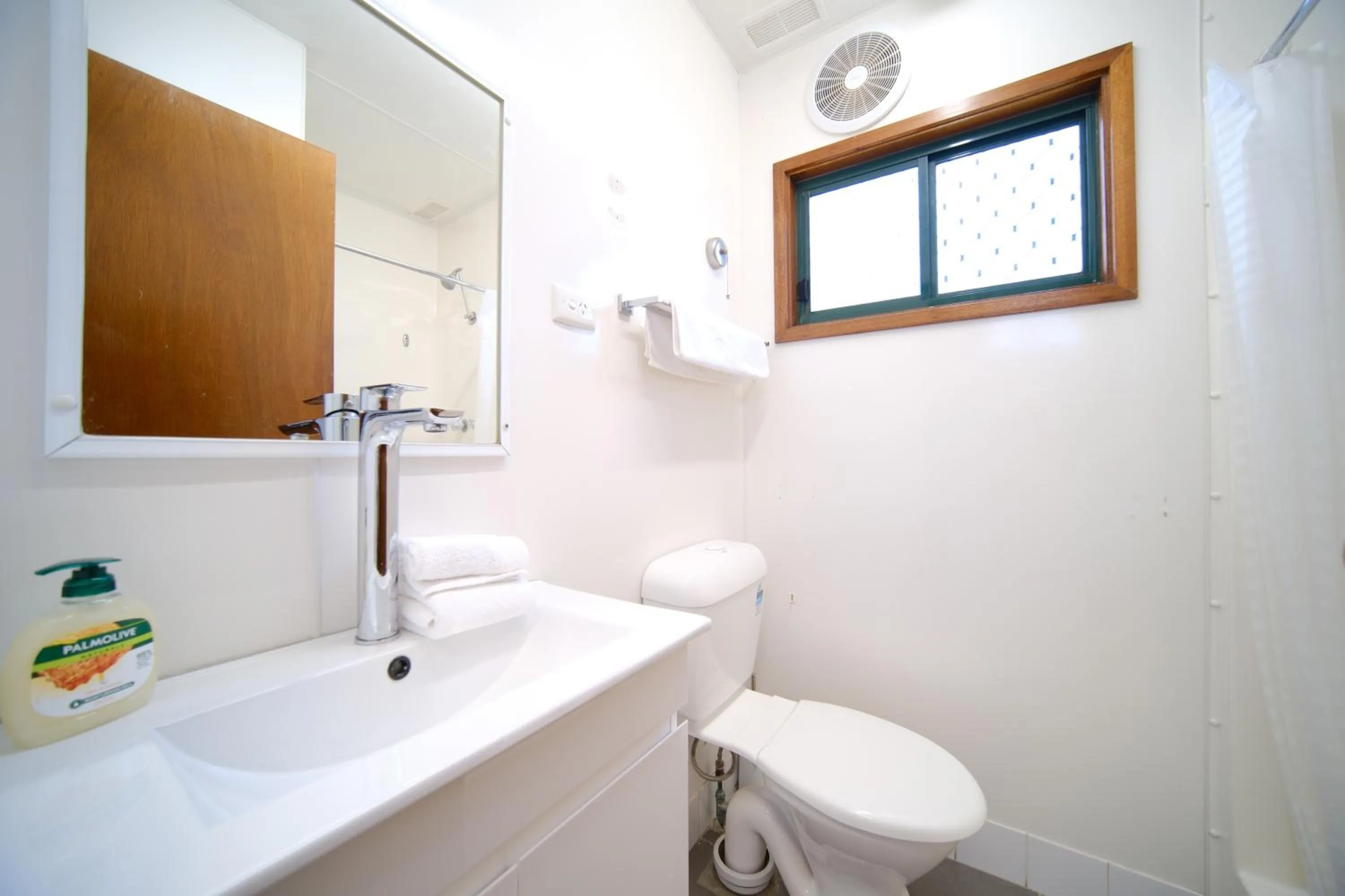 Shower in Lakeside Inn Wollongong