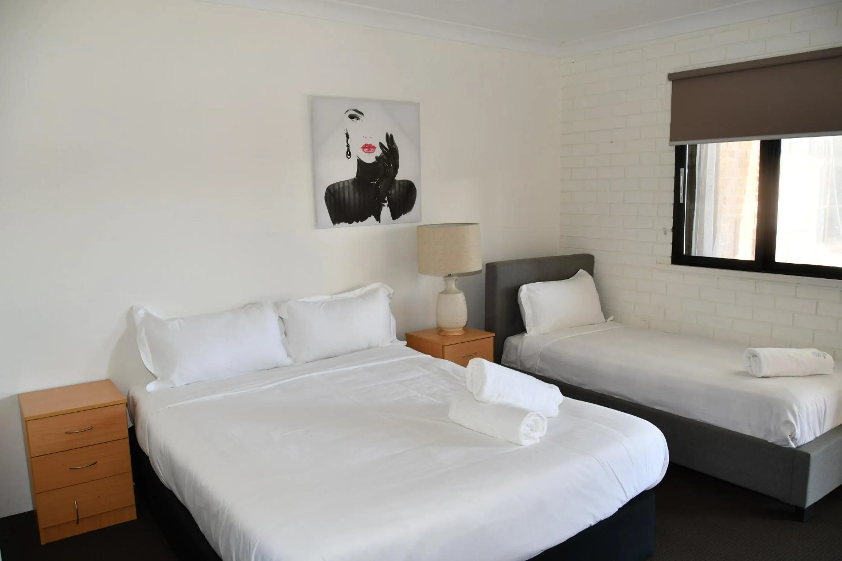 Bed in Lakeside Inn Wollongong