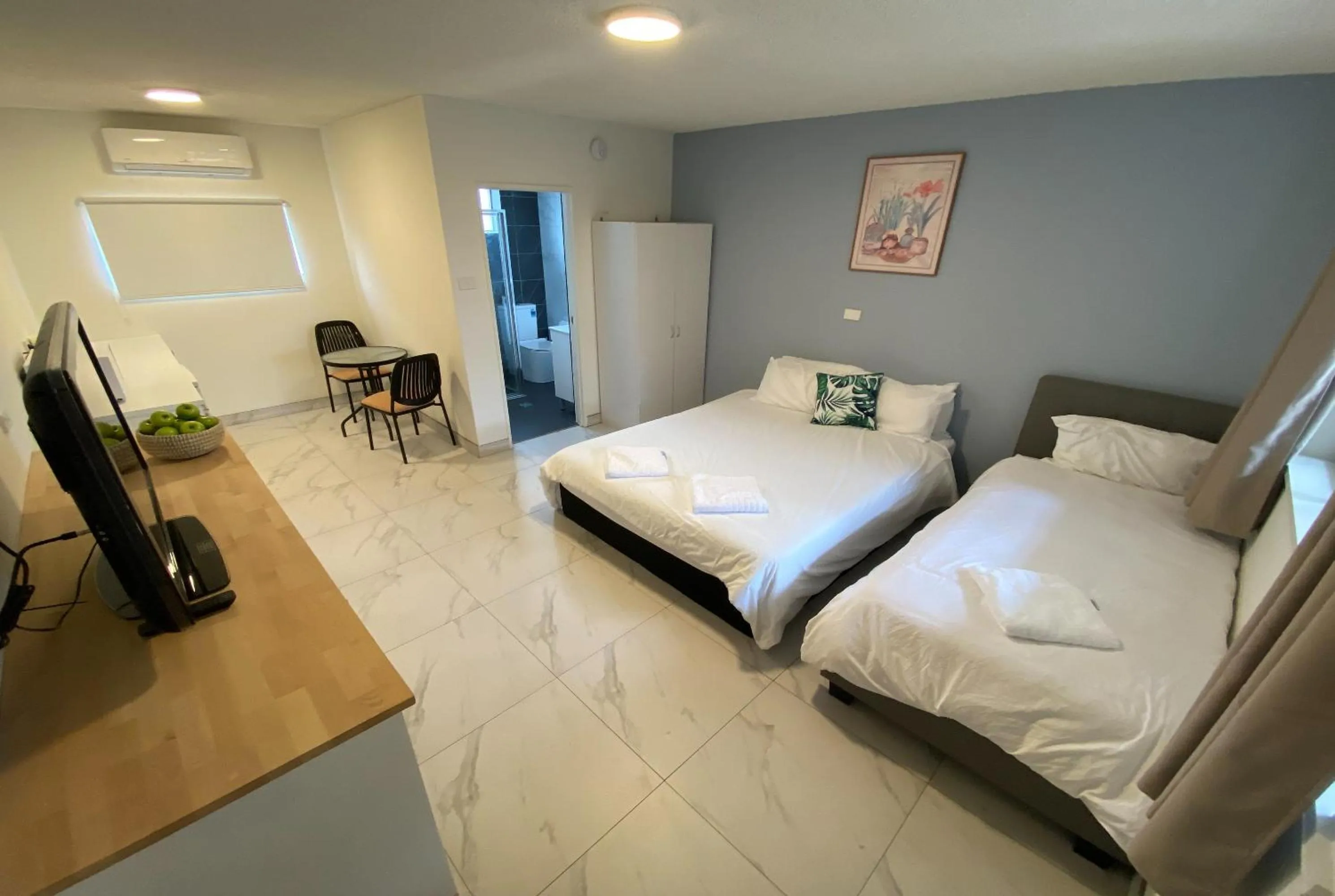 Photo of the whole room, Bed in Lakeside Inn Wollongong