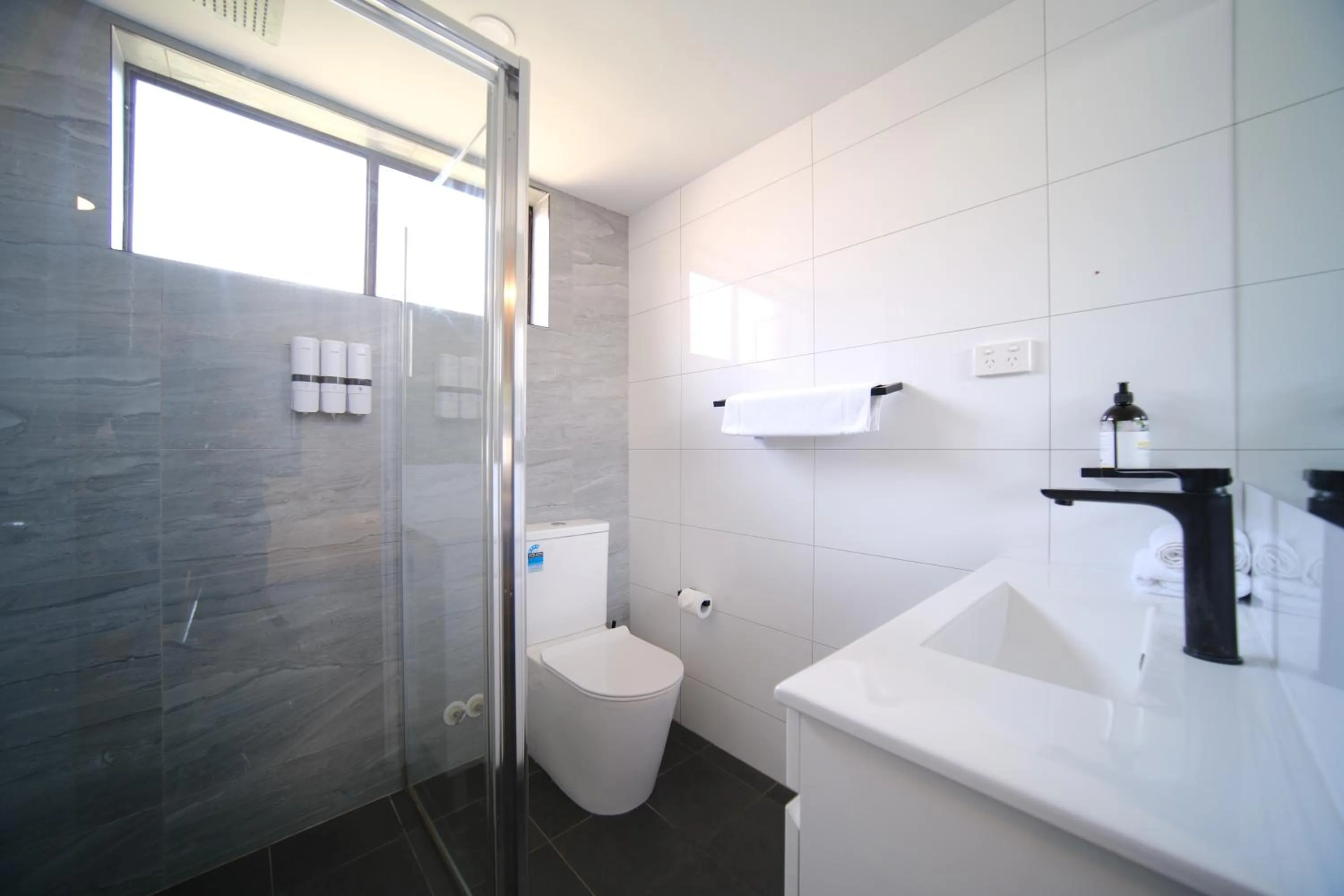 Shower in Lakeside Inn Wollongong