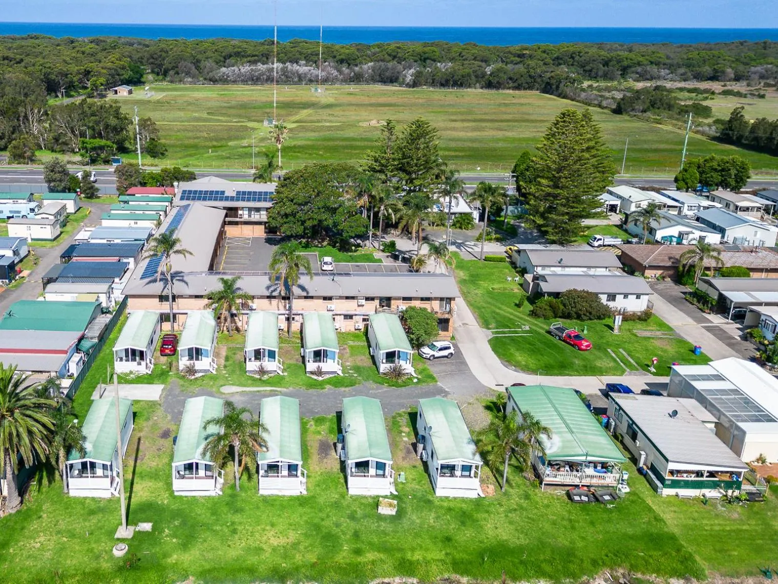 Property building in Lakeside Inn Wollongong