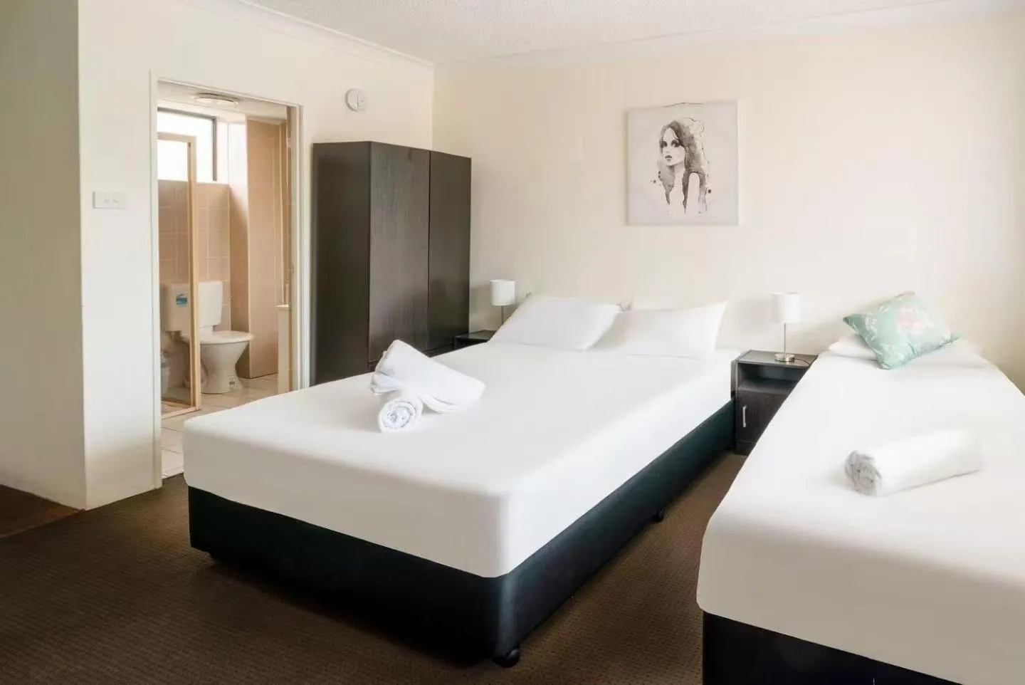 Bed in Lakeside Inn Wollongong