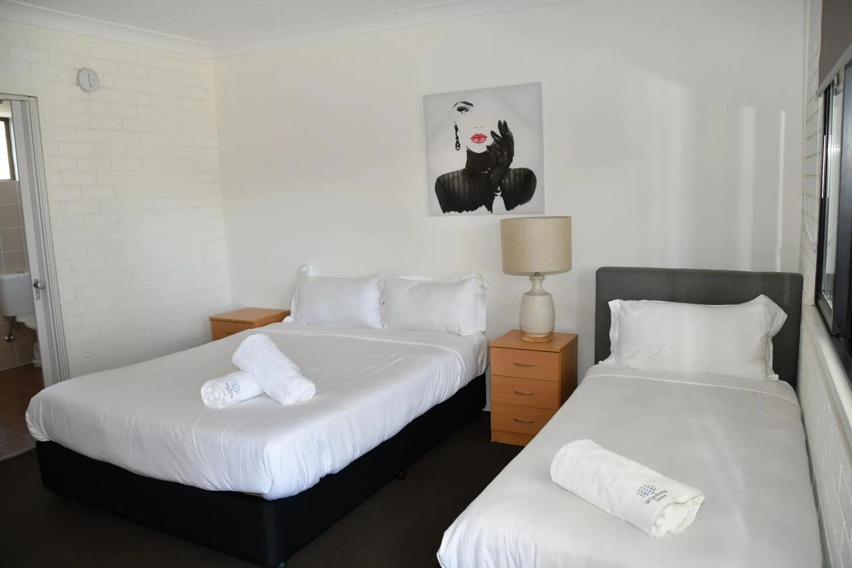 Bed in Lakeside Inn Wollongong