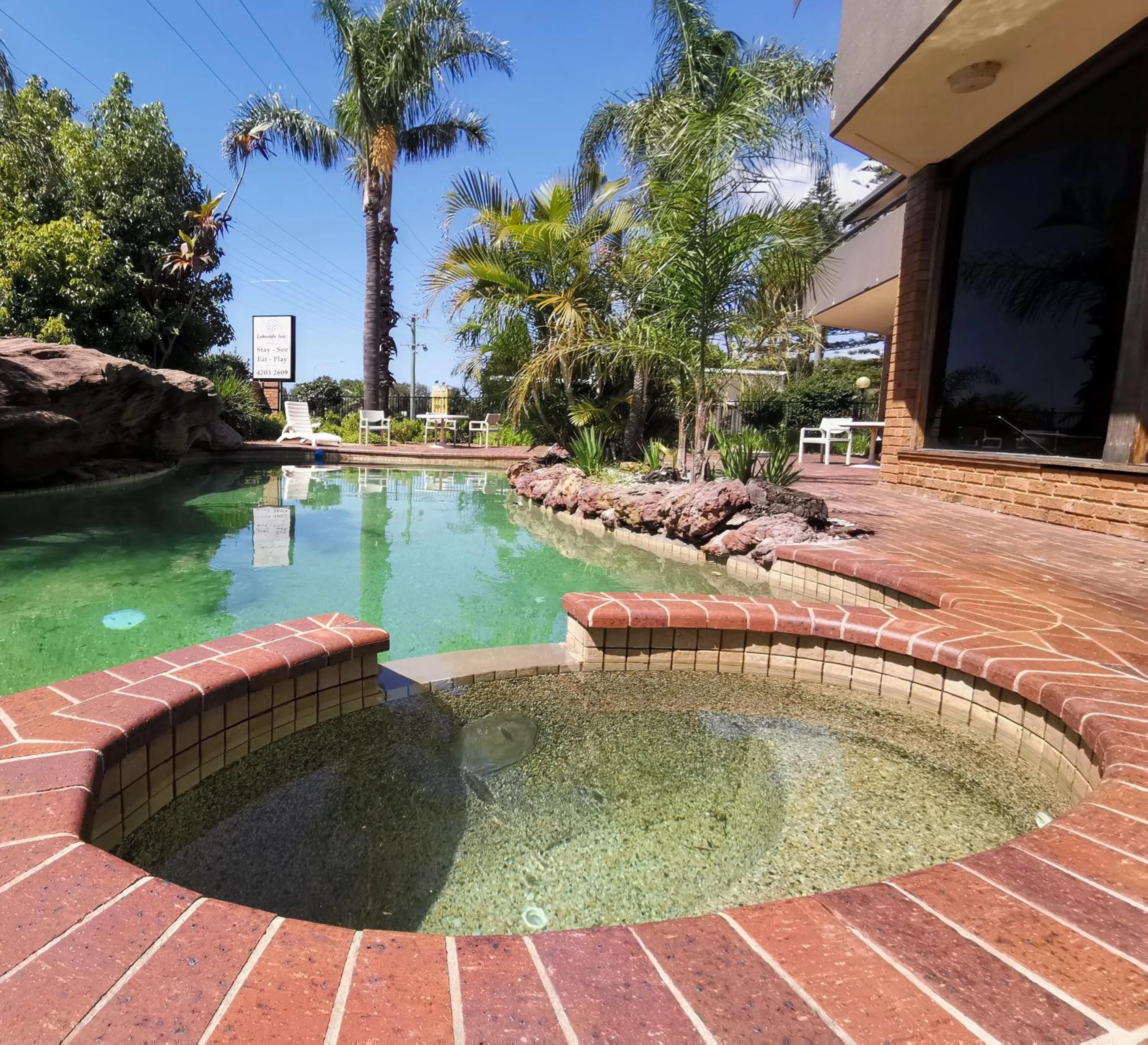 Restaurant/places to eat in Lakeside Inn Wollongong