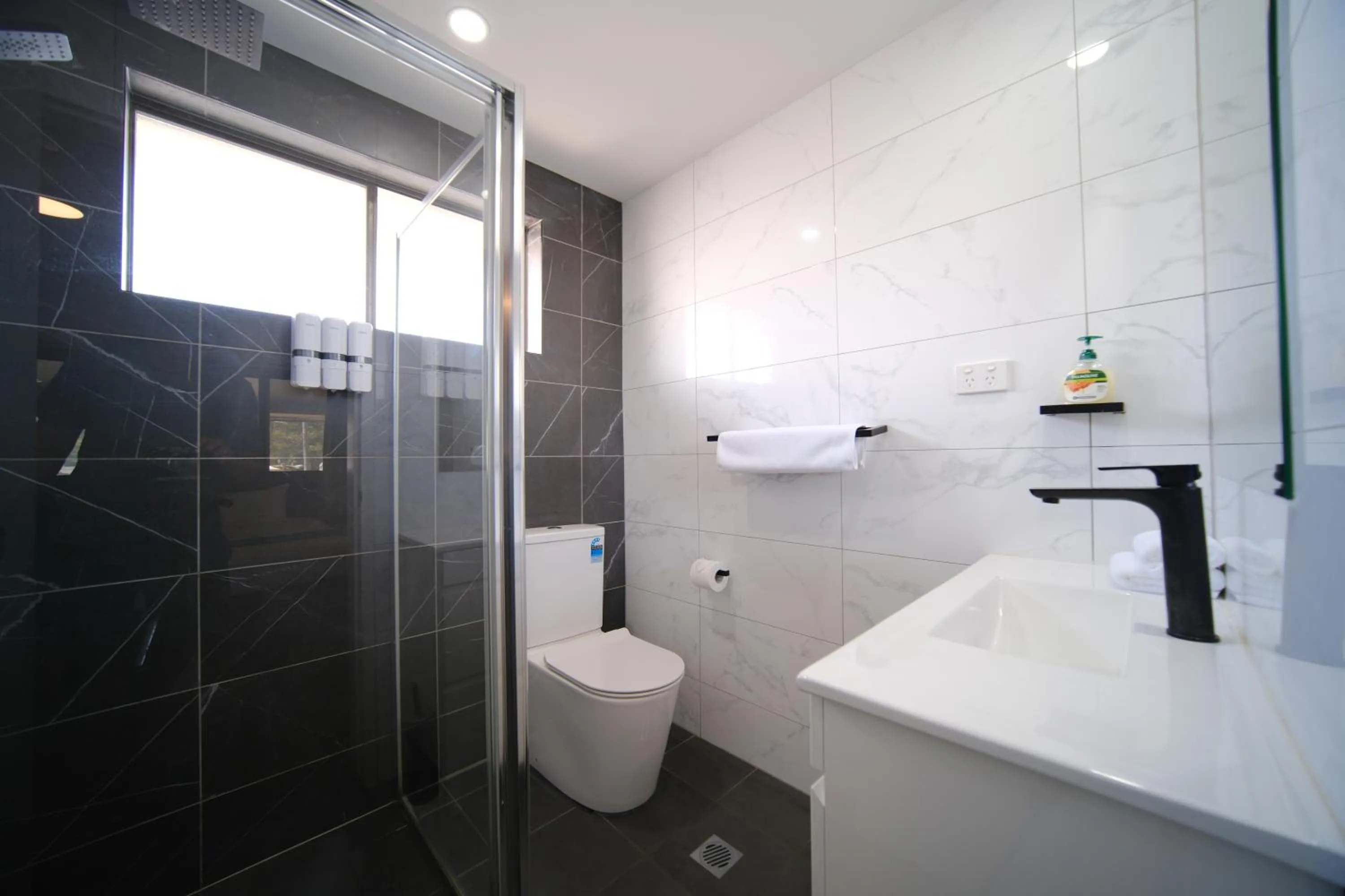 Shower in Lakeside Inn Wollongong