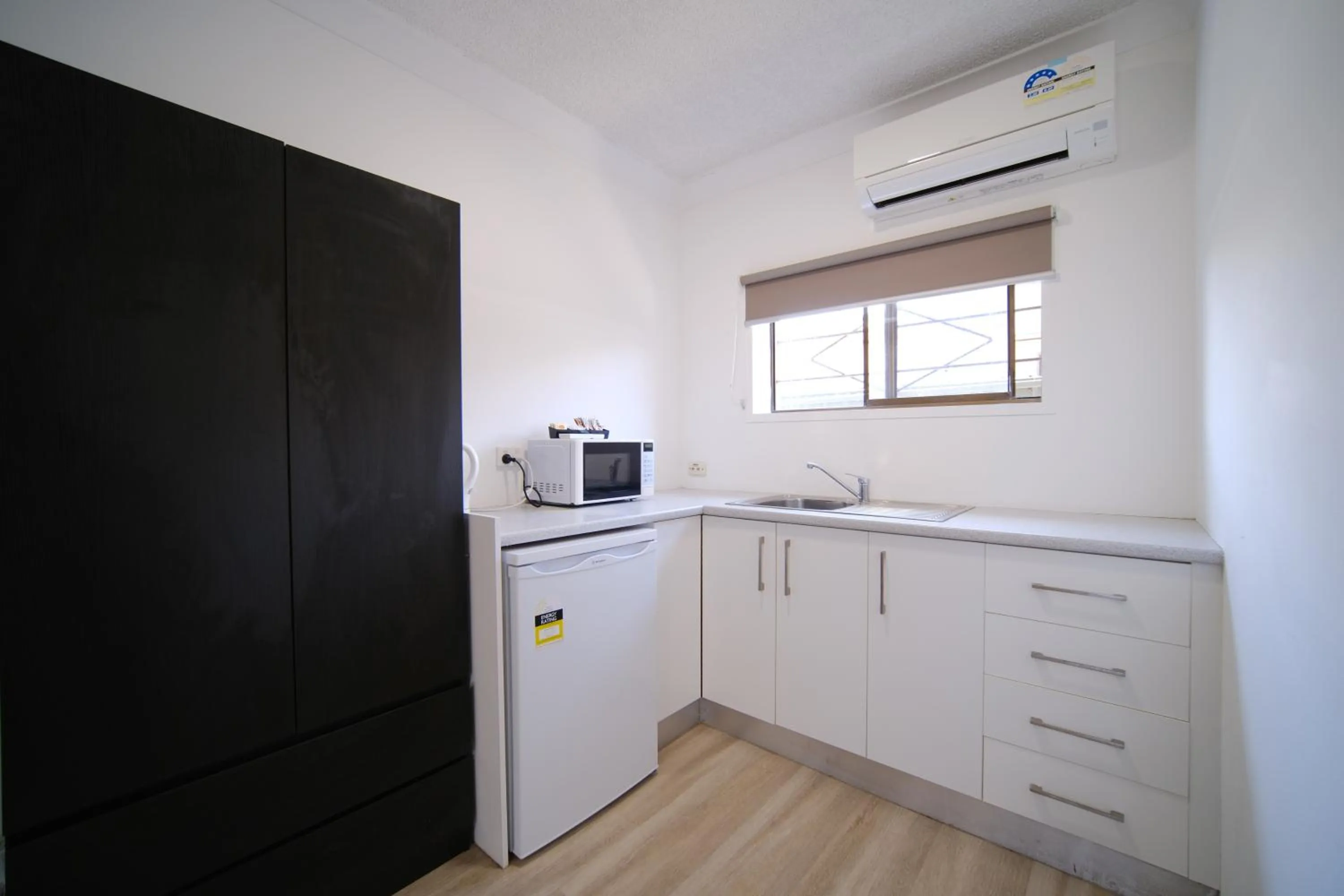 minibar in Lakeside Inn Wollongong