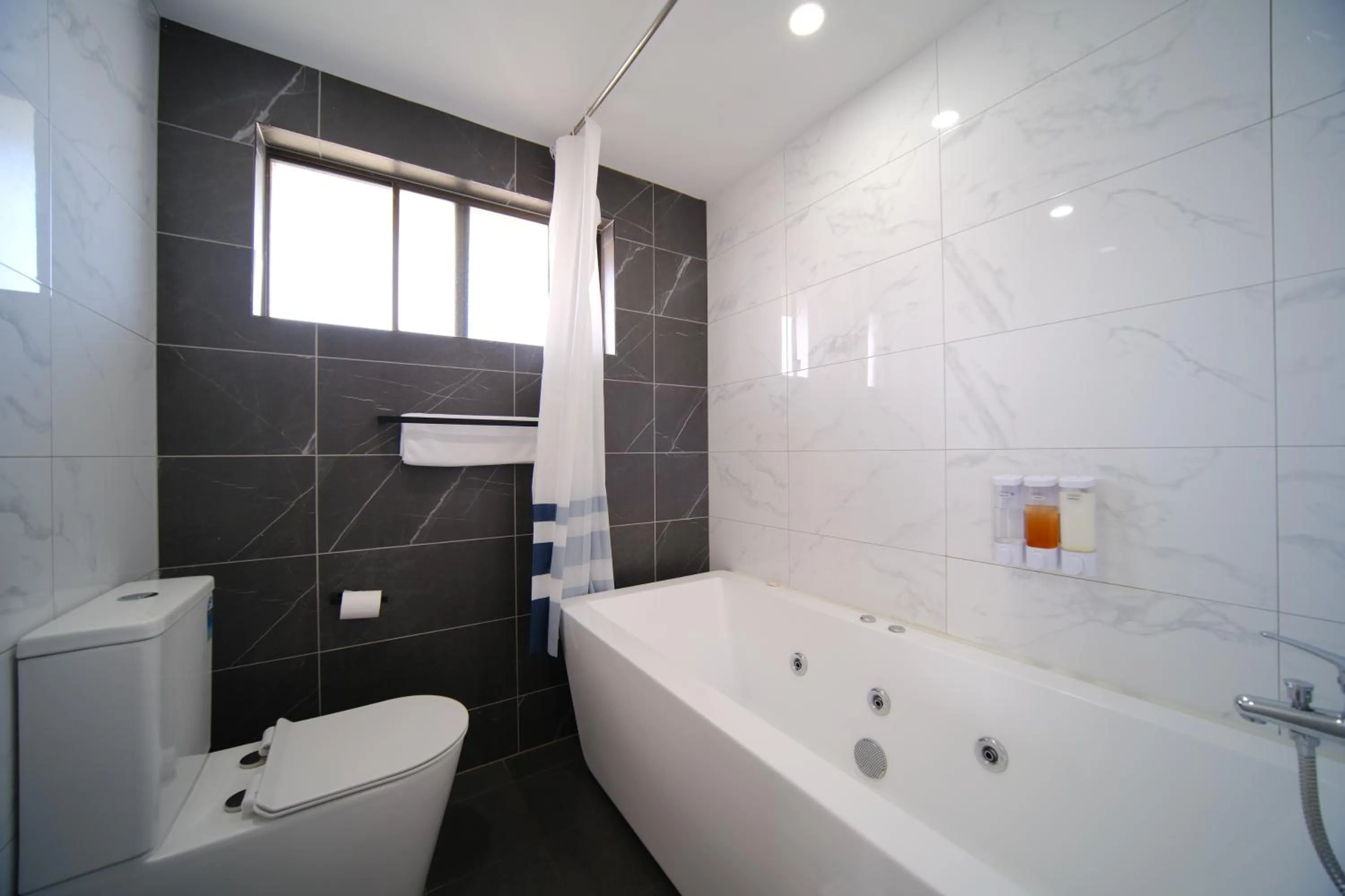 Toilet in Lakeside Inn Wollongong