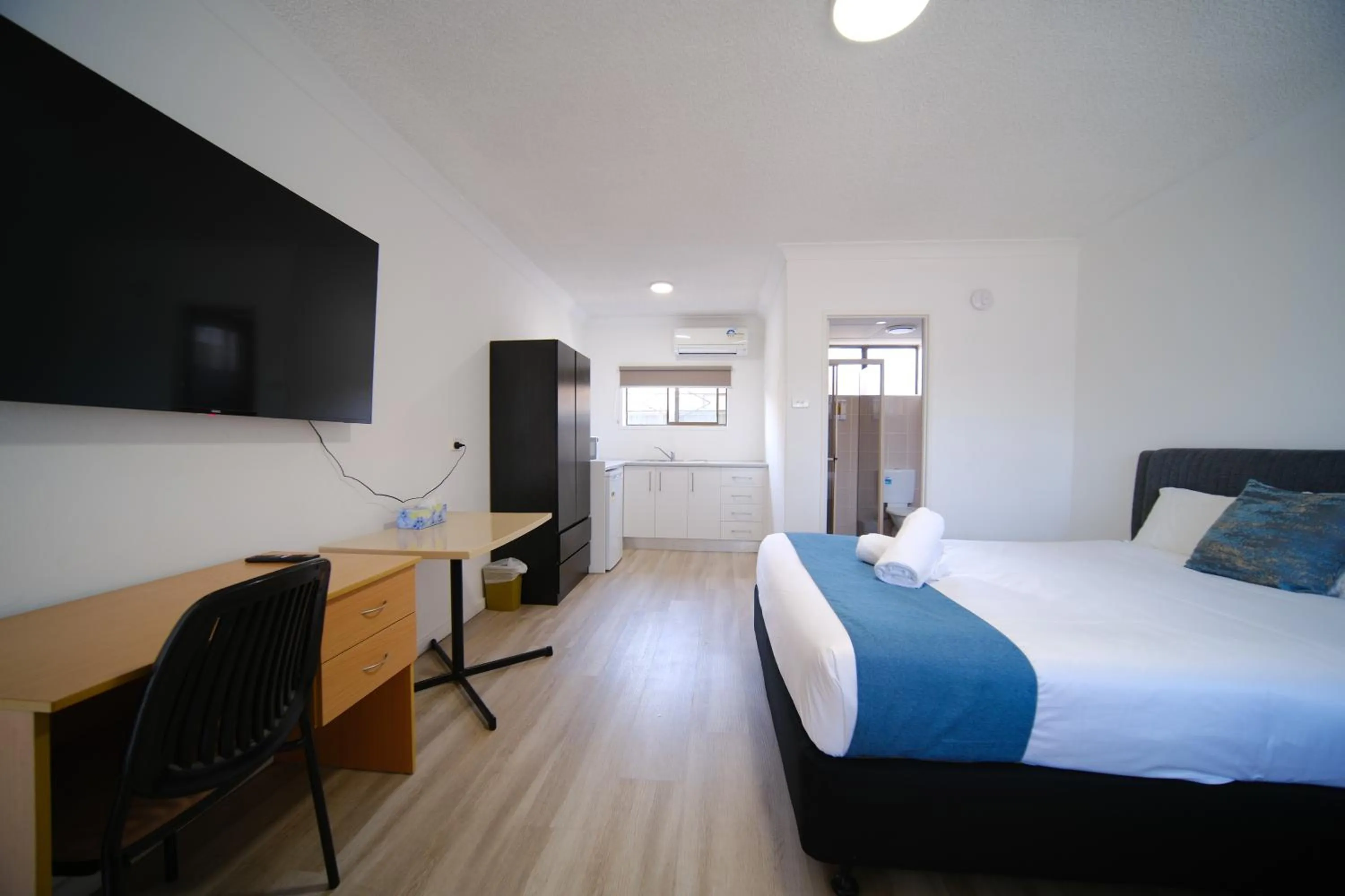 Bed in Lakeside Inn Wollongong