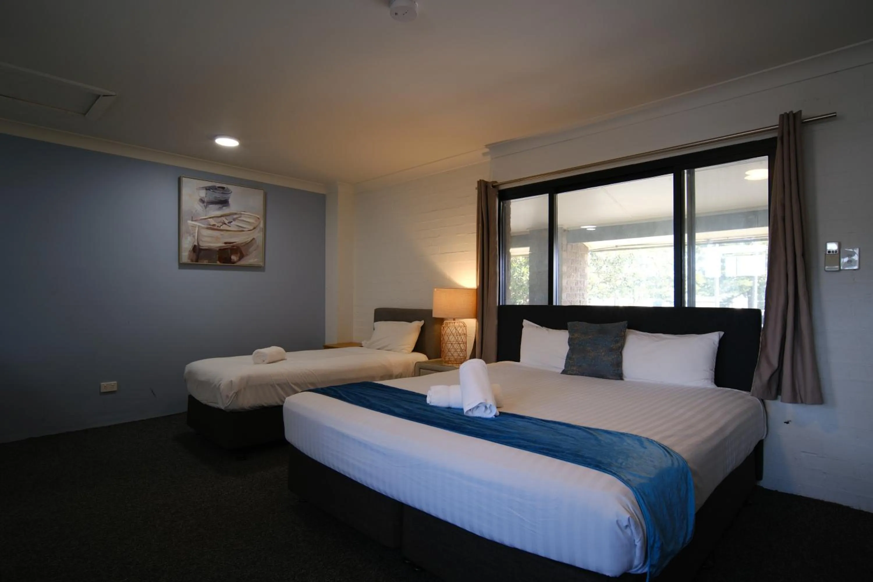 Bed in Lakeside Inn Wollongong