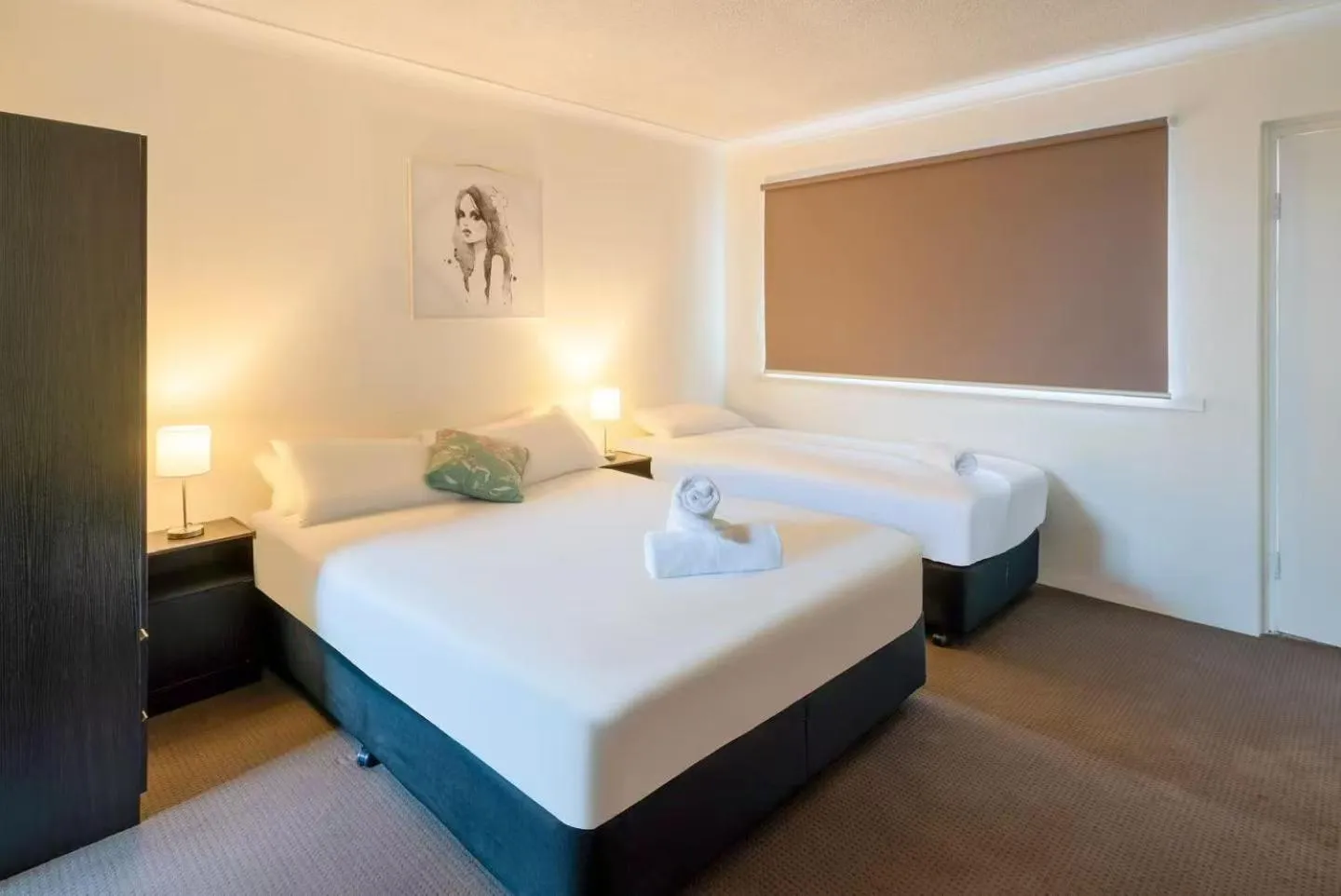 Bed in Lakeside Inn Wollongong