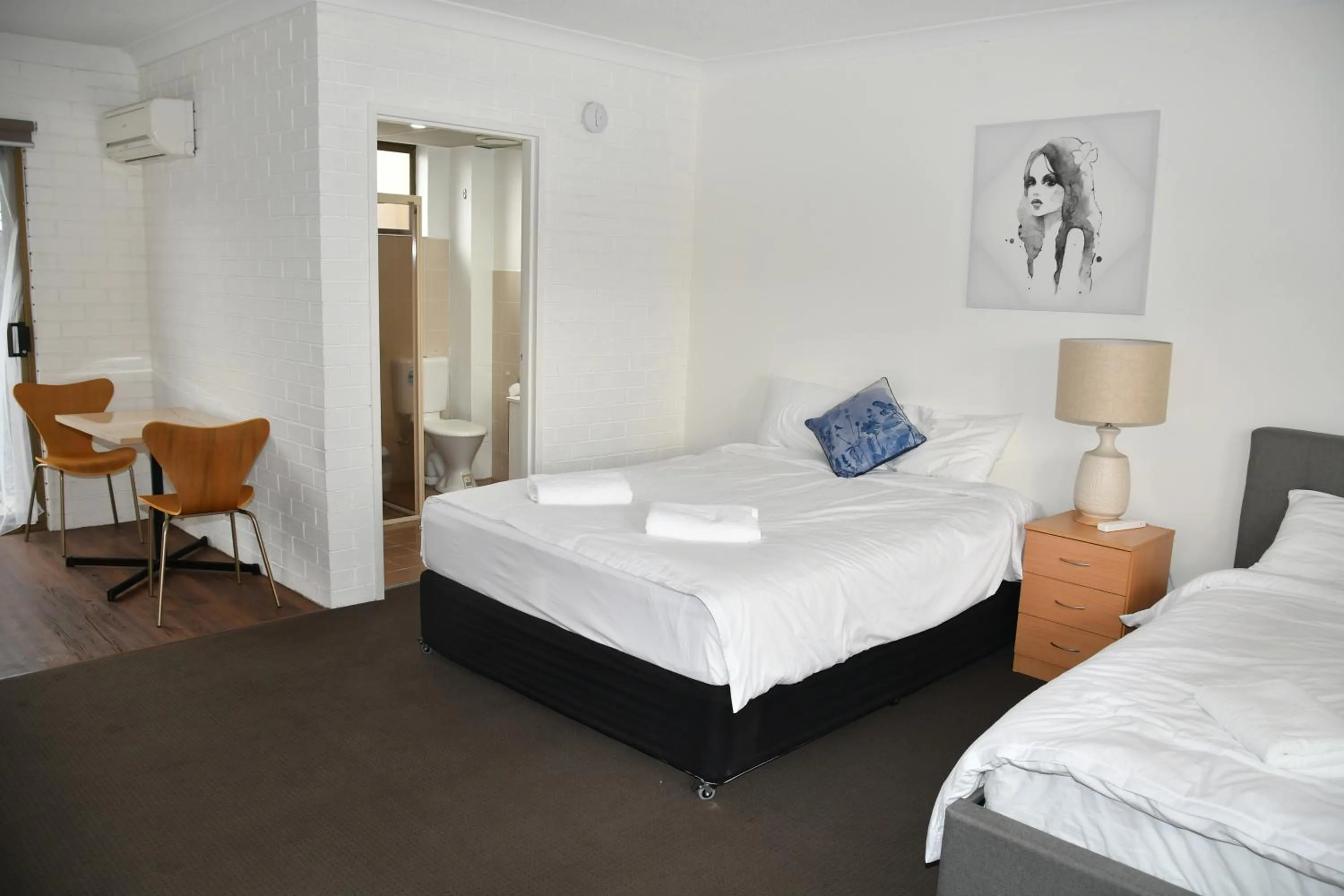 Bed in Lakeside Inn Wollongong