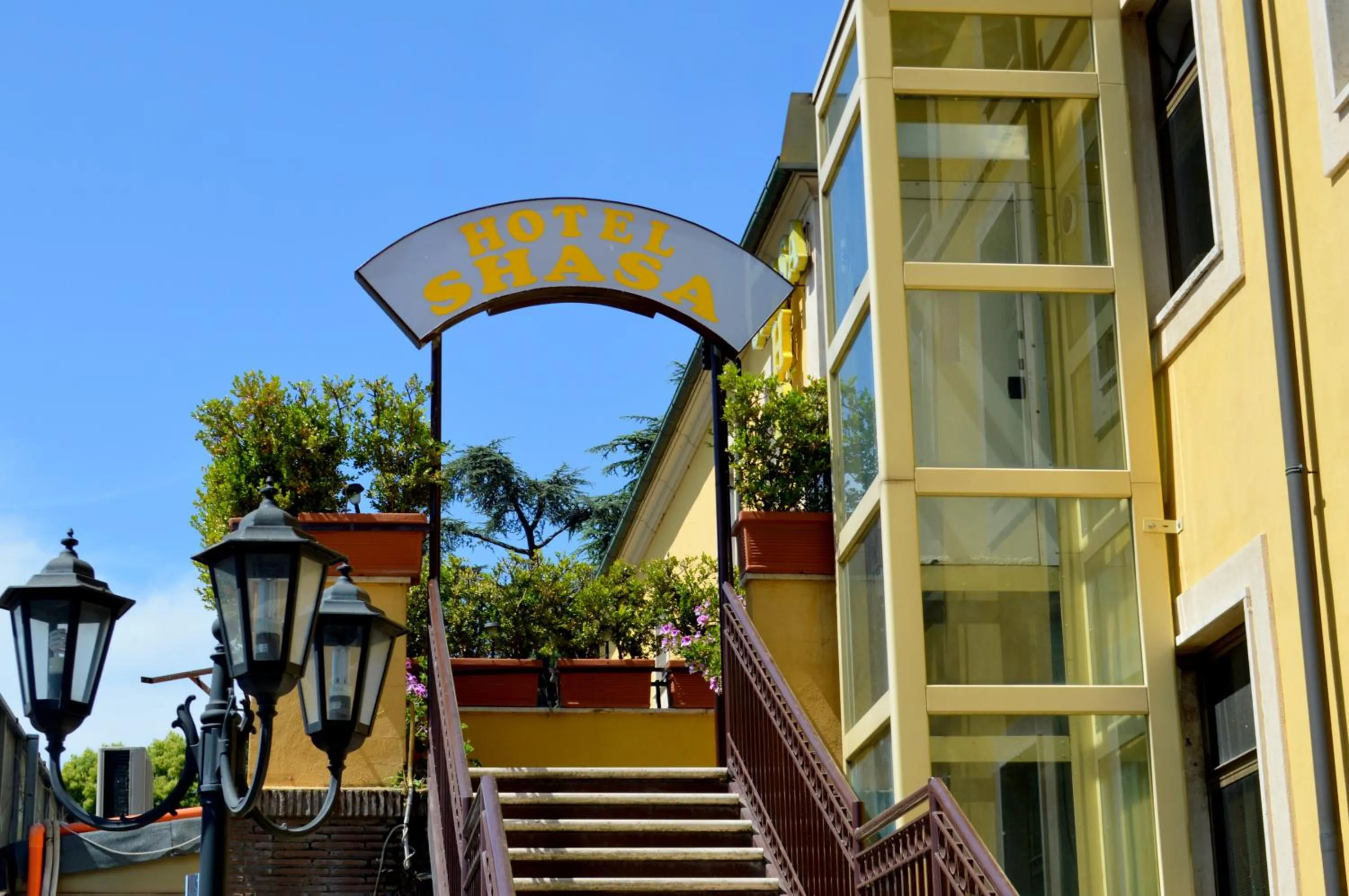 Facade/entrance in Hotel Shasa