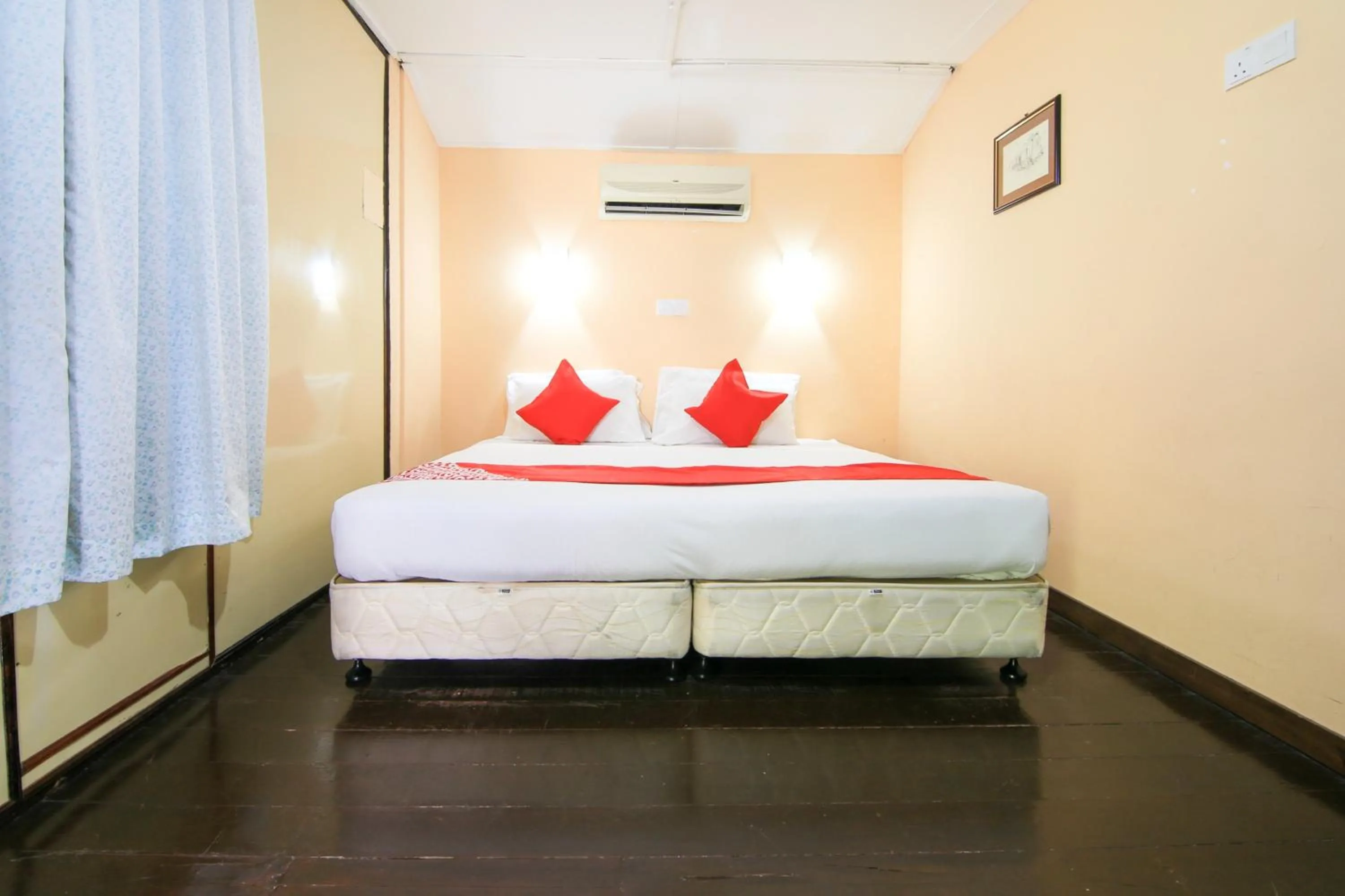 Bedroom, Bed in Hotel O Ombak Inn Chalet