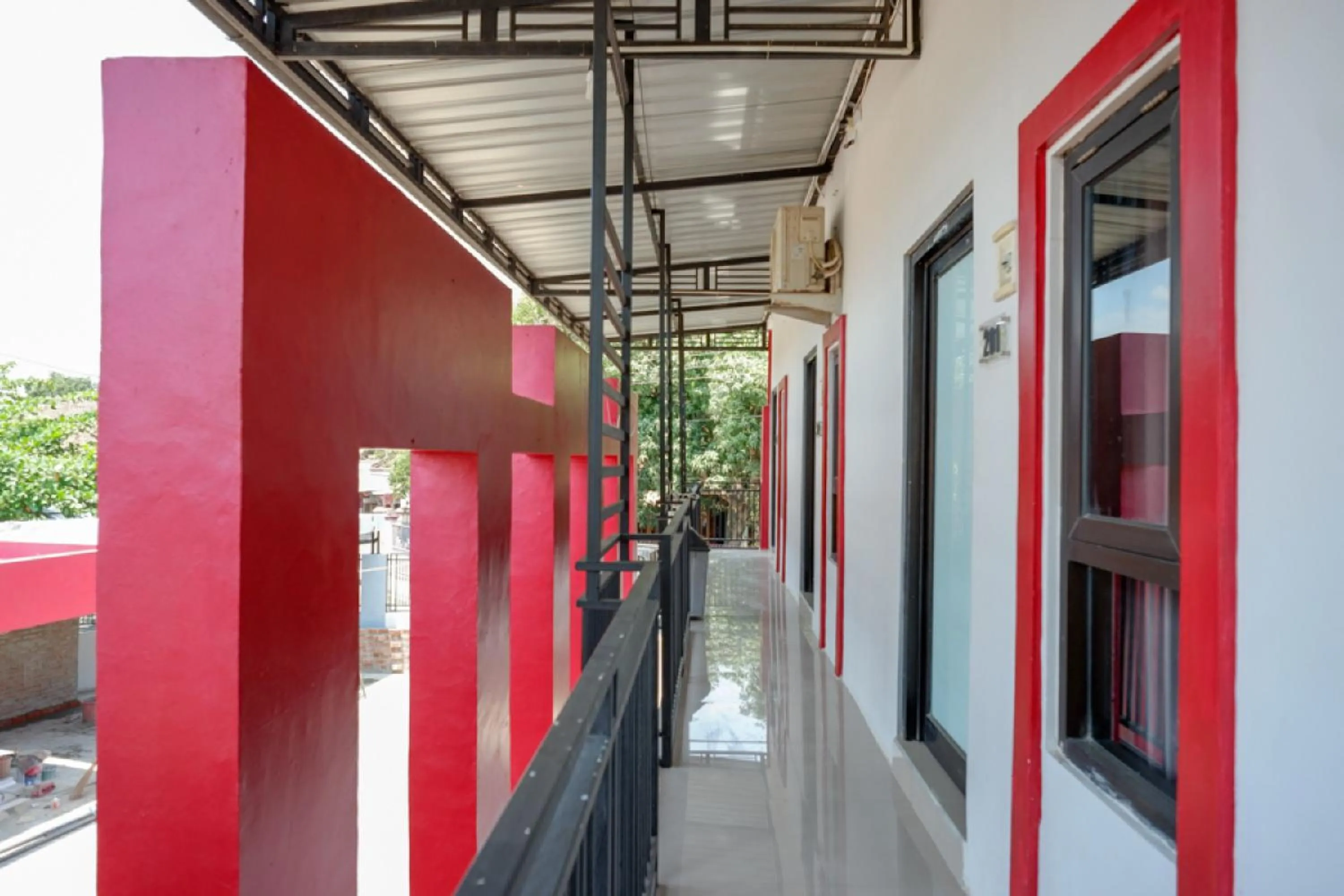 Balcony/Terrace in RedDoorz Syariah near Alun Alun Tegal