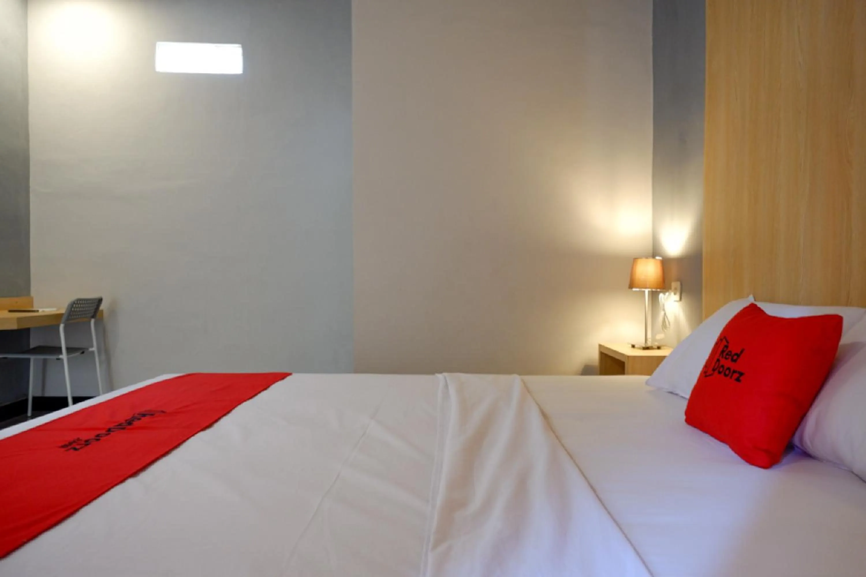 Bedroom, Bed in RedDoorz Syariah near Alun Alun Tegal