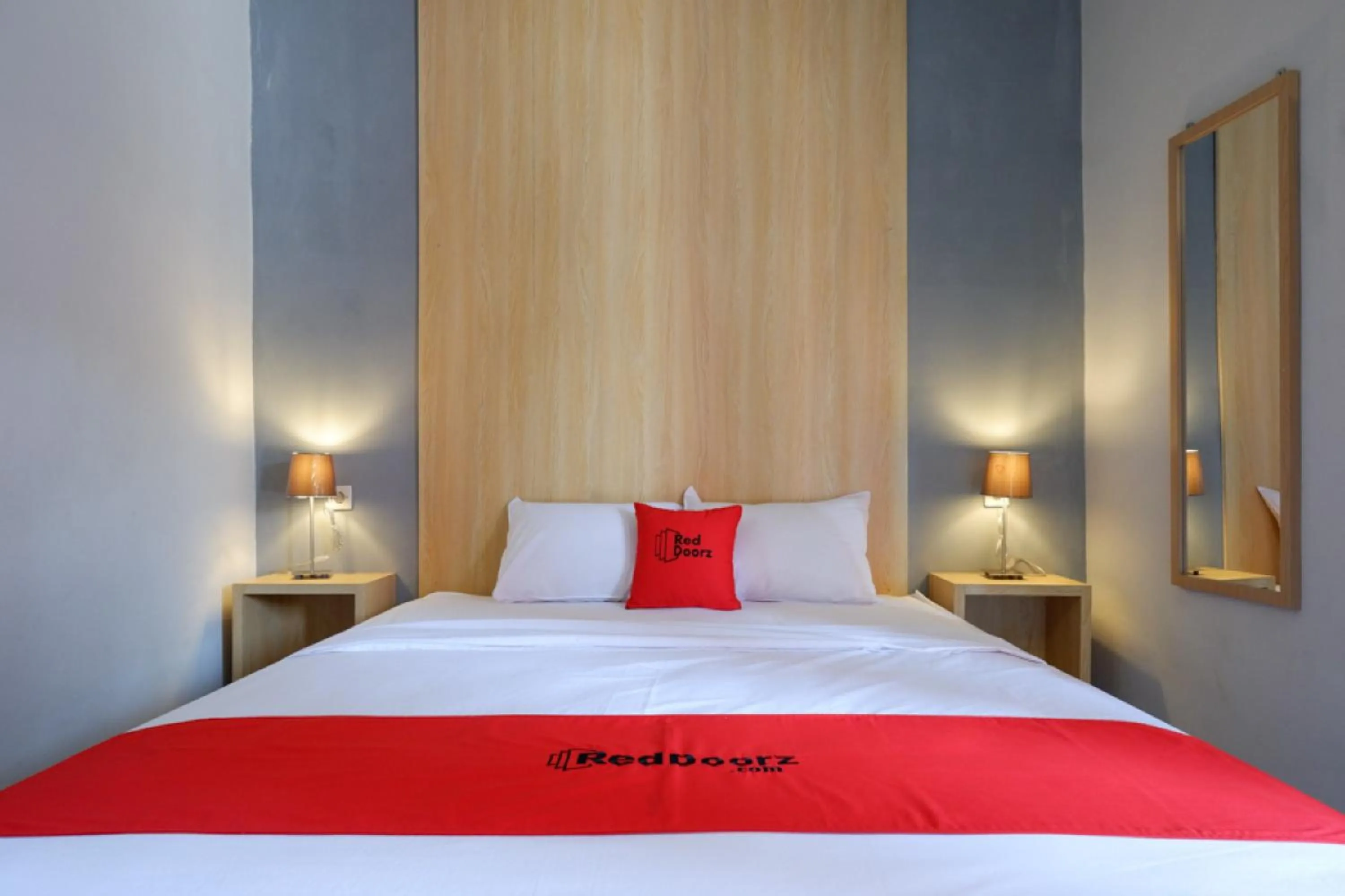 Bedroom, Bed in RedDoorz Syariah near Alun Alun Tegal